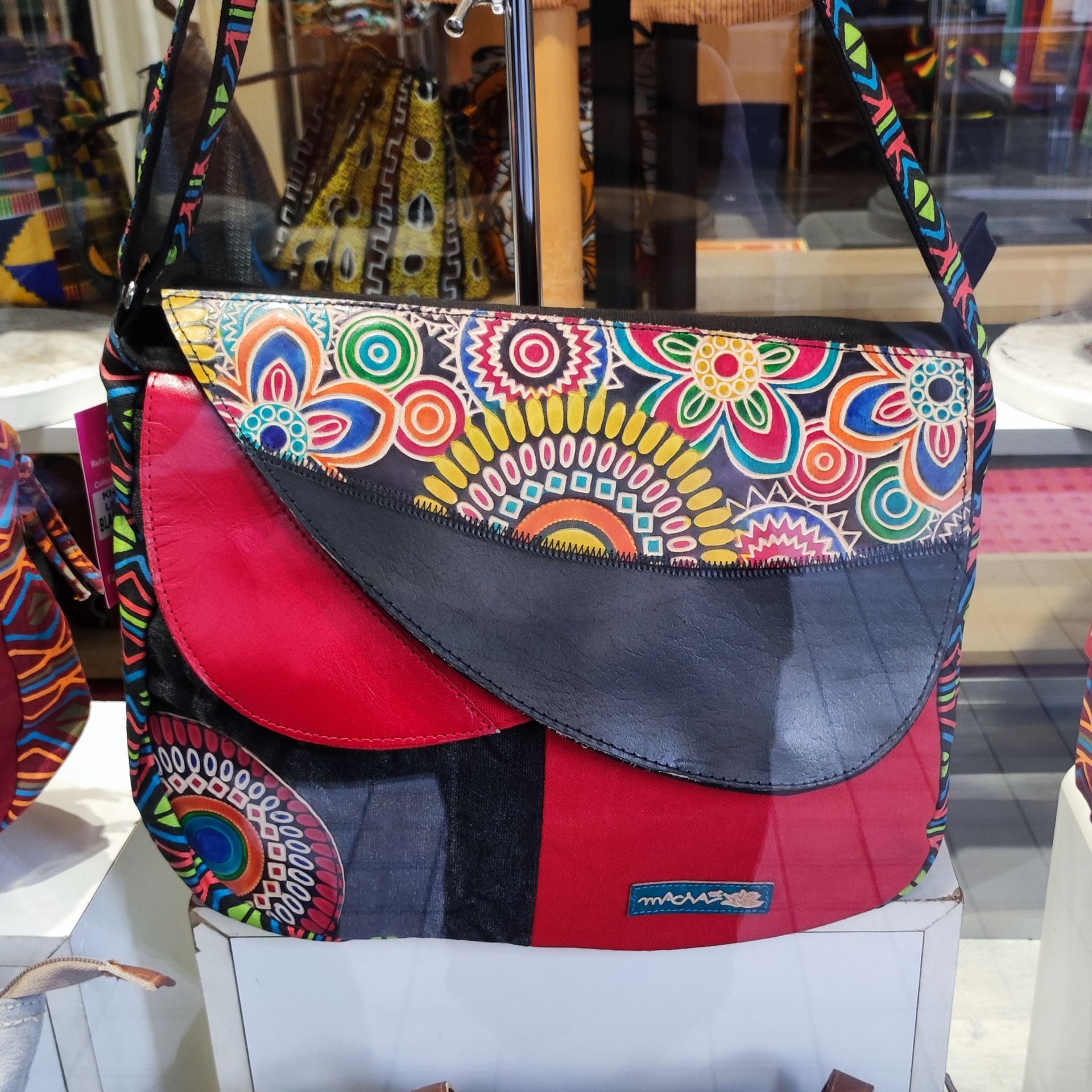 Sac à bandouilière rouge et noir