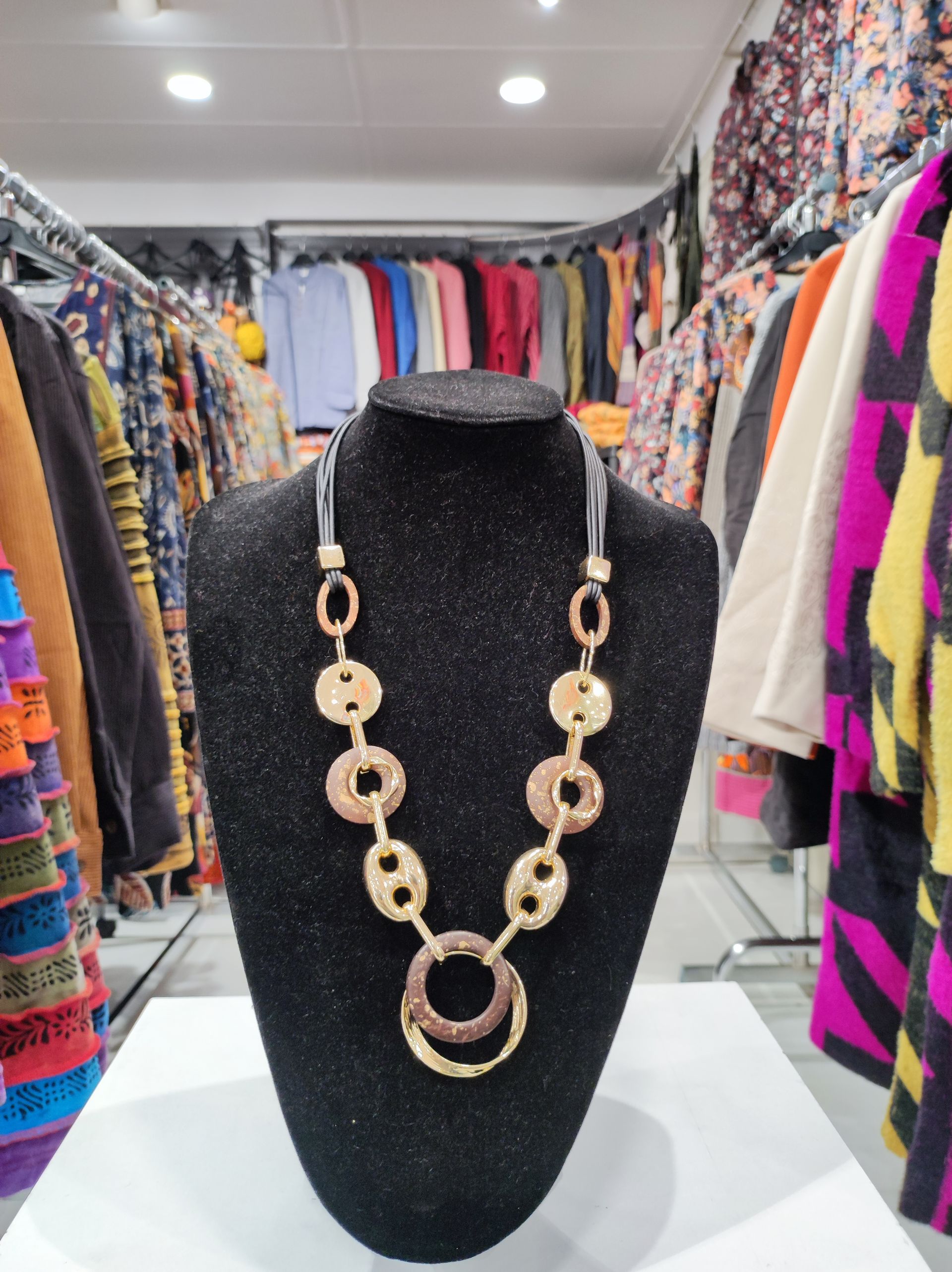 Collier avec boucles marron et dorée