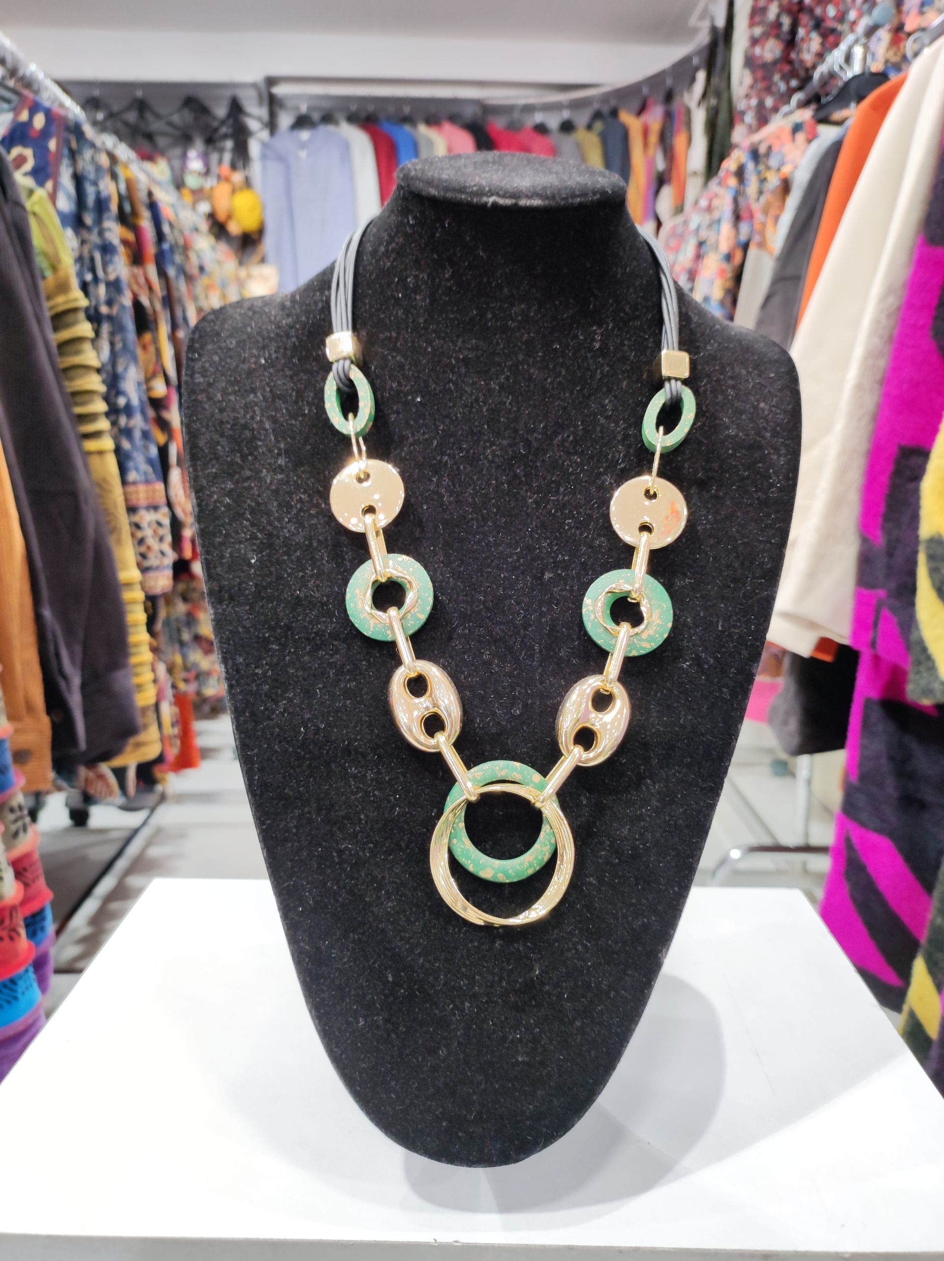 Collier avec boucles vertes et dorée