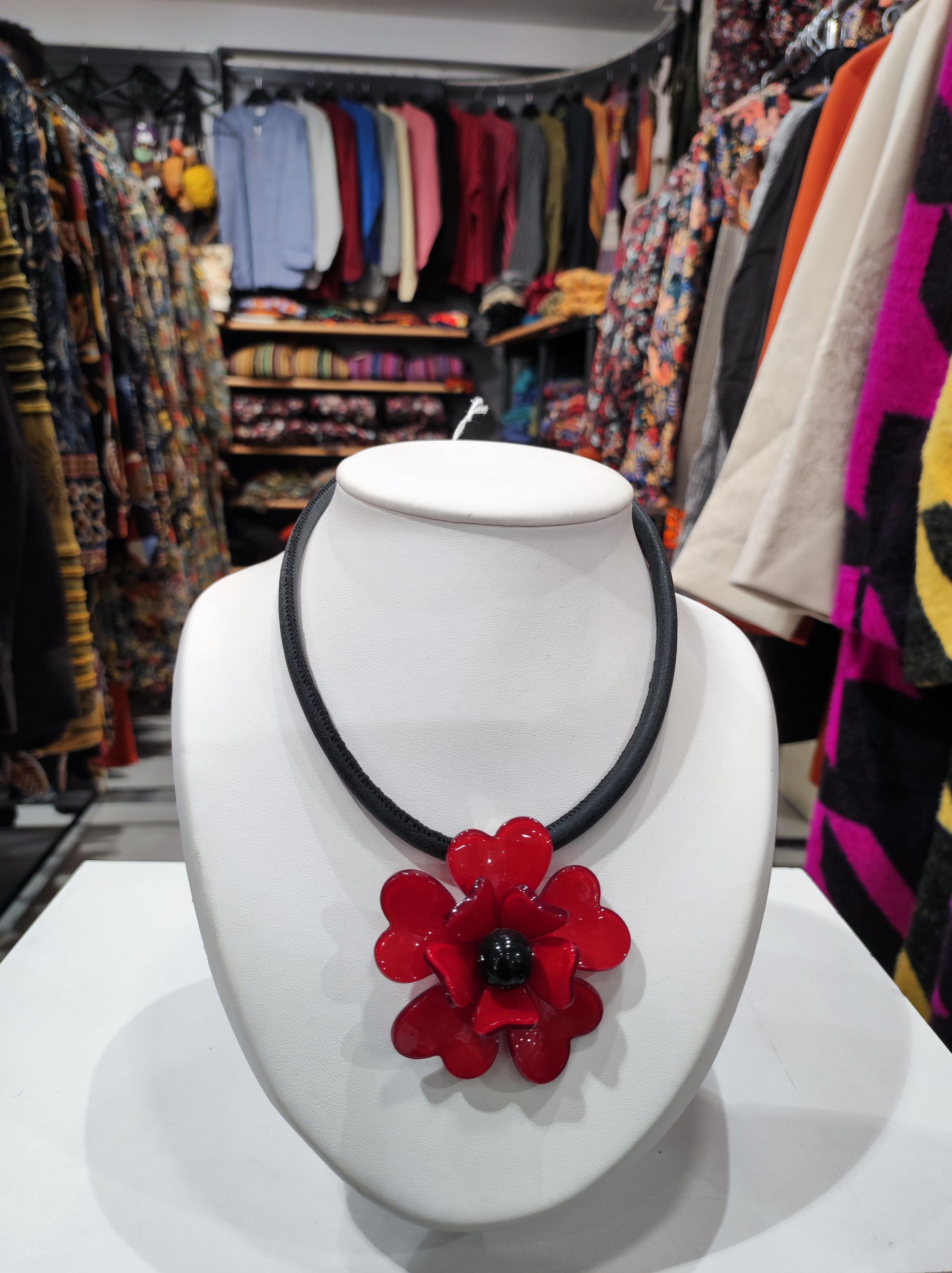 Collier ras du cou avec fleur rouge