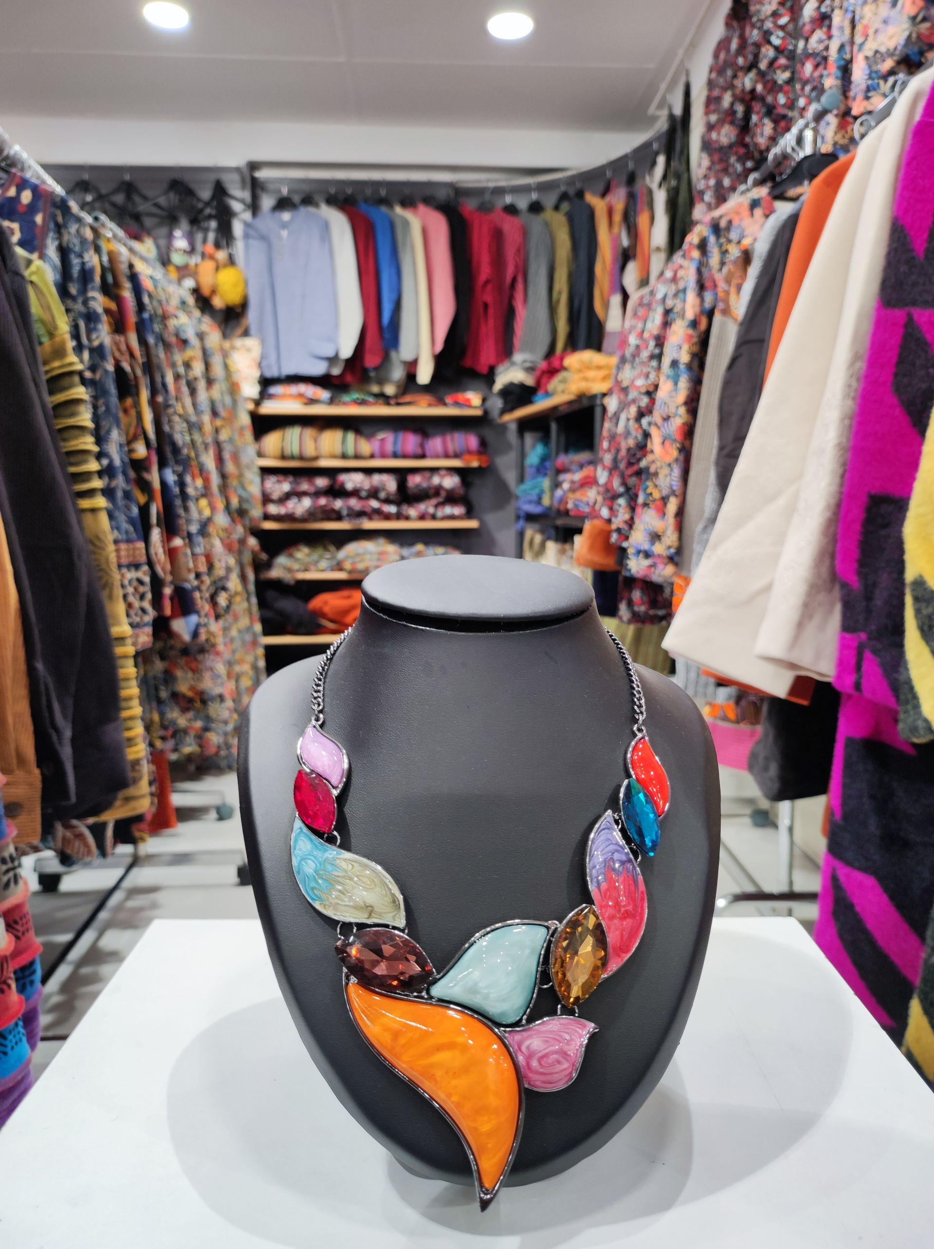 Collier avec pièce de couleur