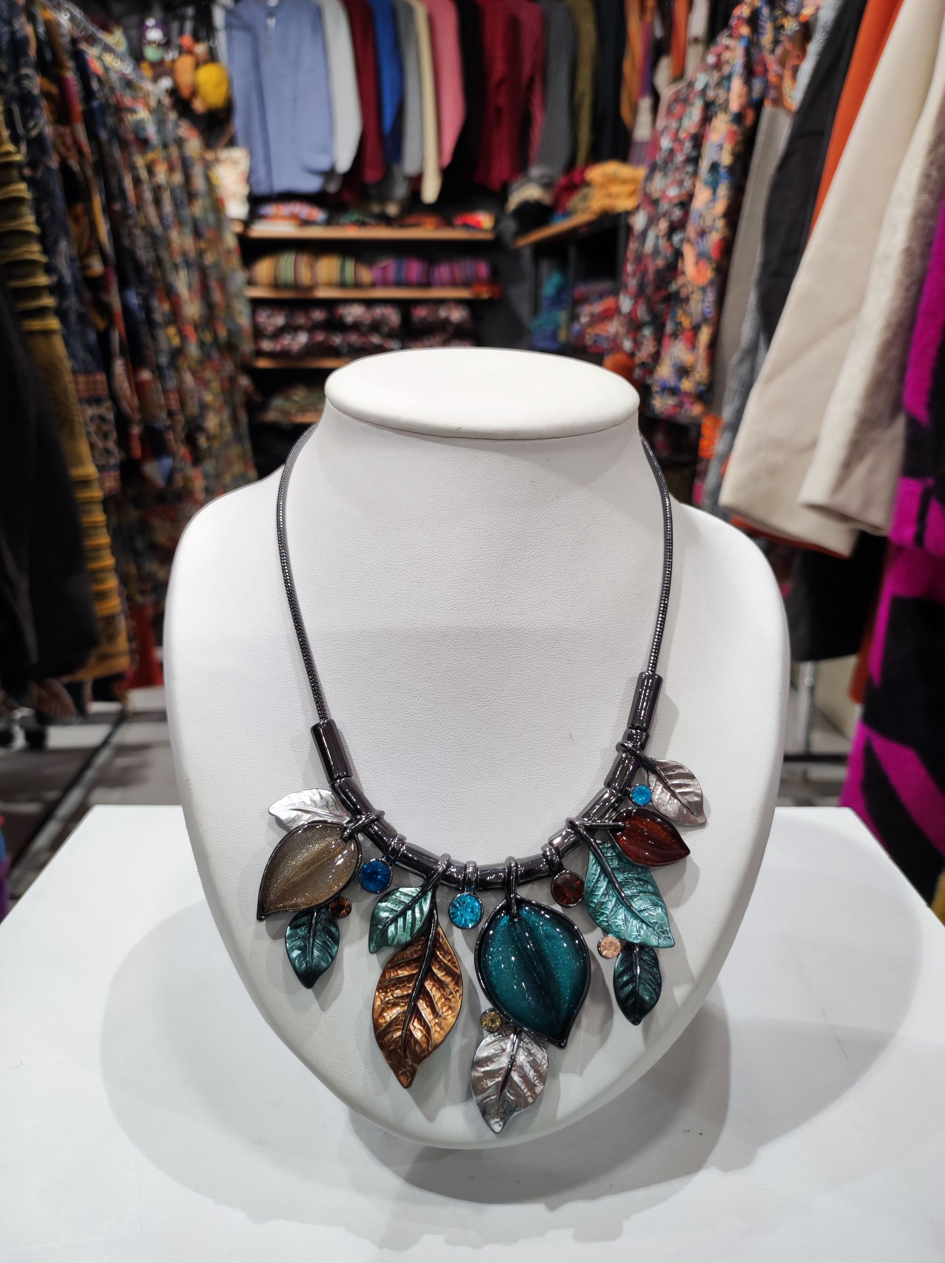 Collier avec des motifs feuilles