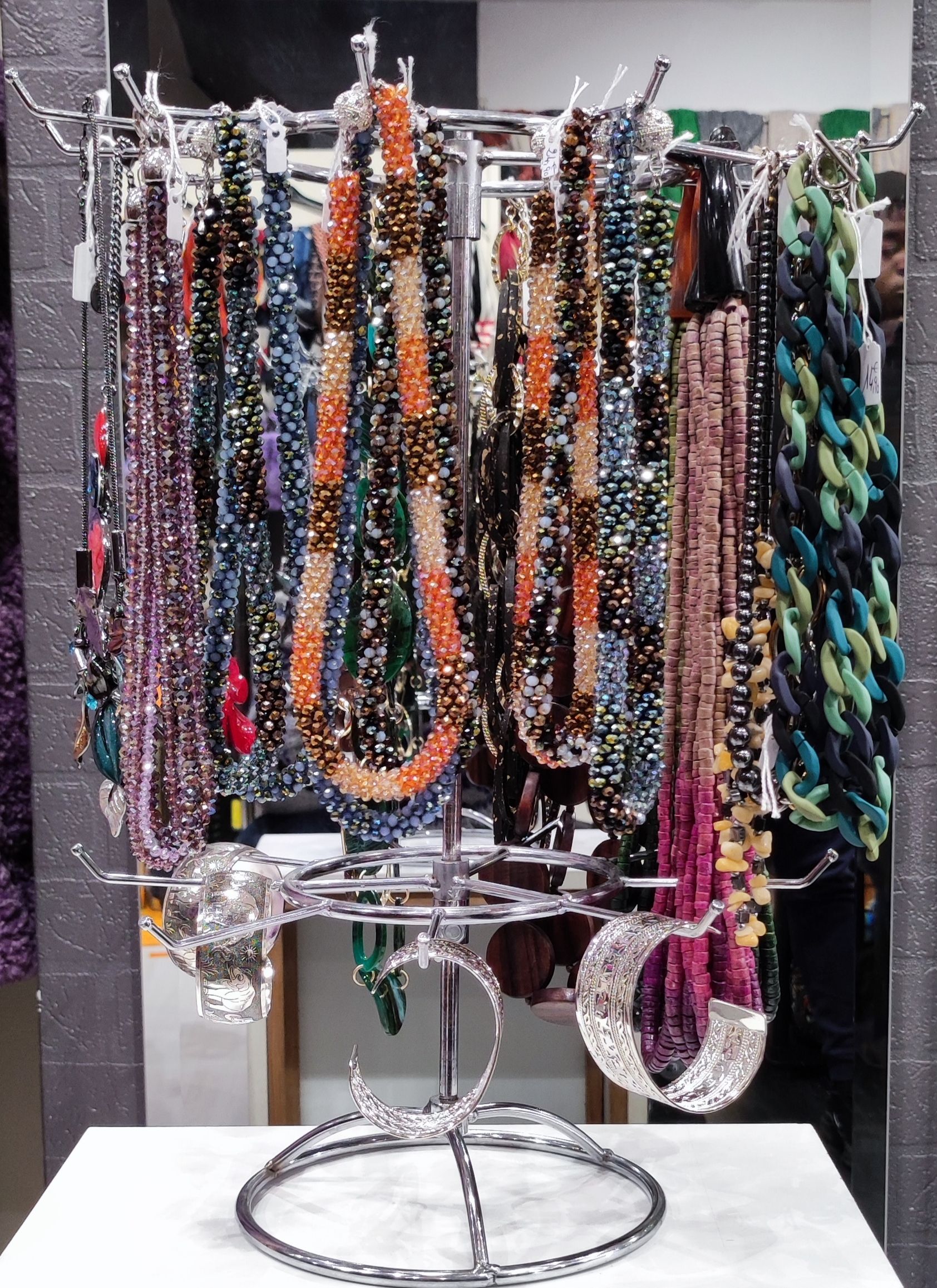 Présentatoir à colliers rond en perles