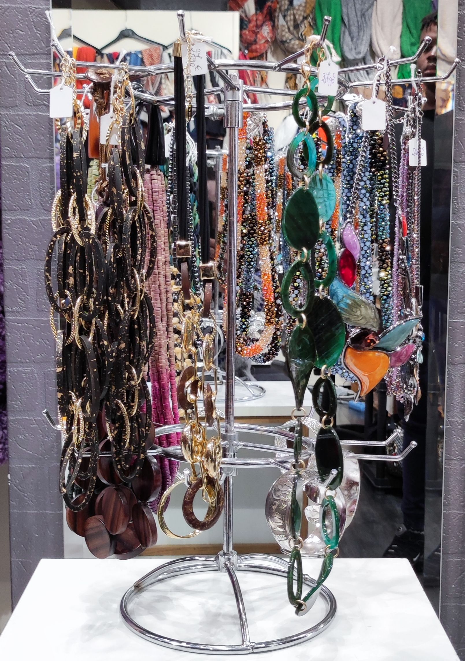 Présentatoir à colliers en résine