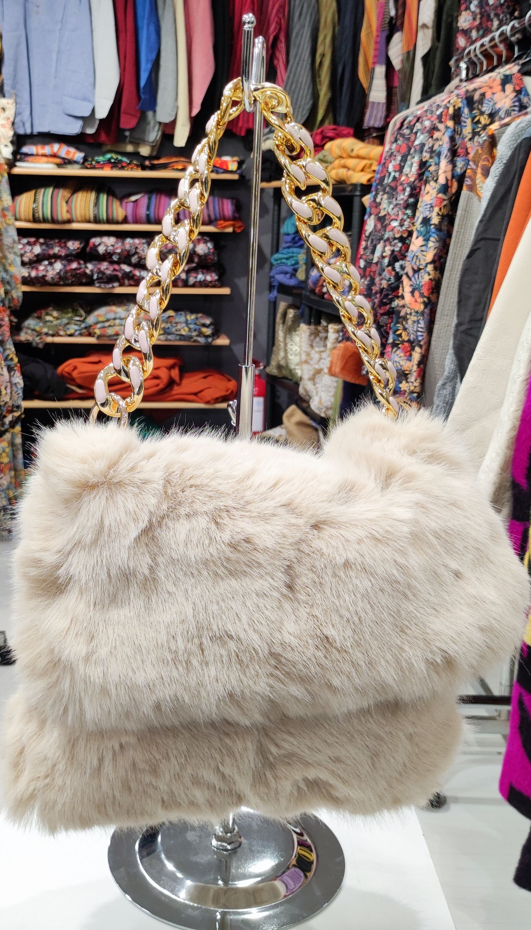 Sac en fourure blanc avec rabat