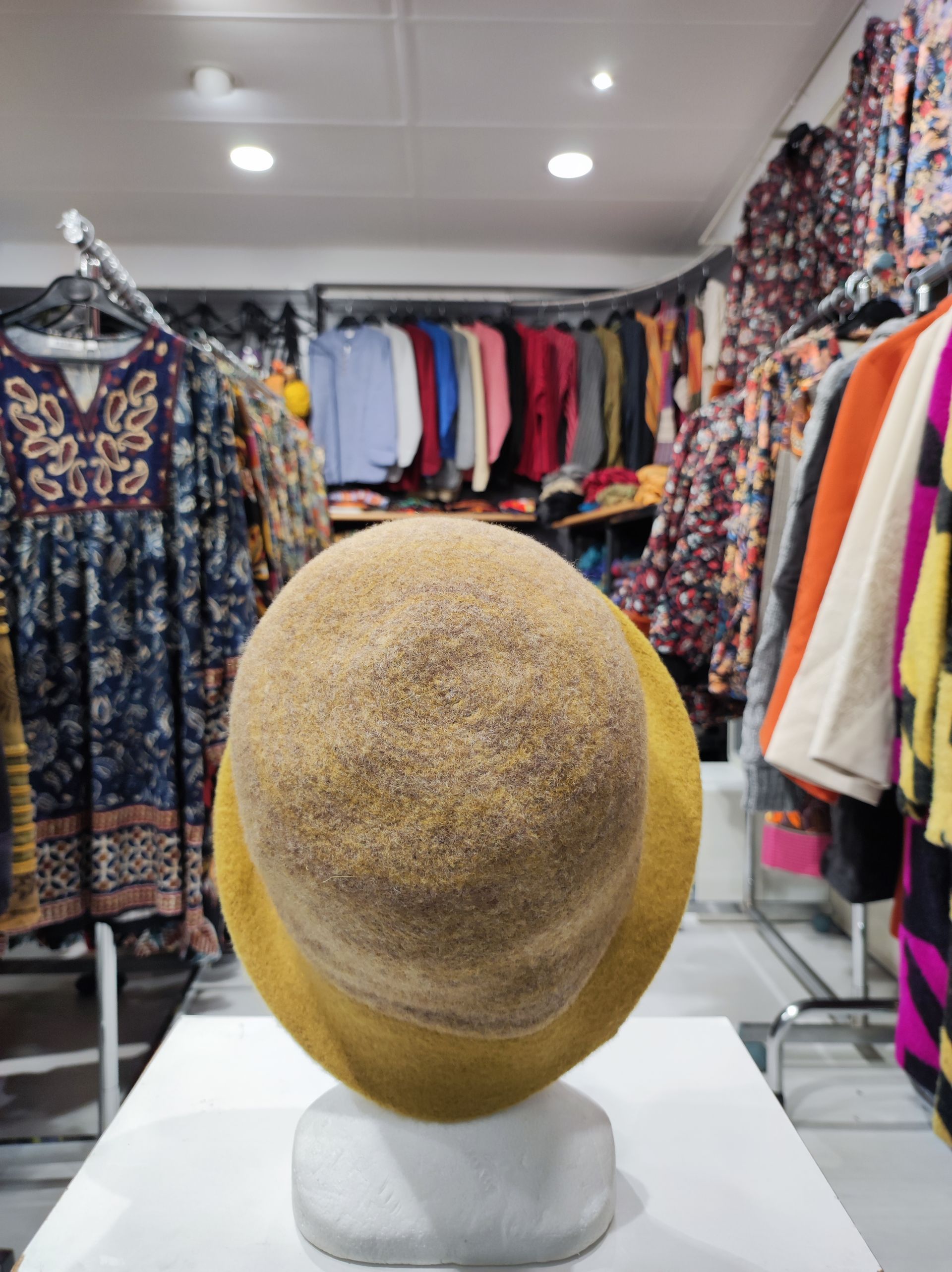 Chapeau jaune de dos