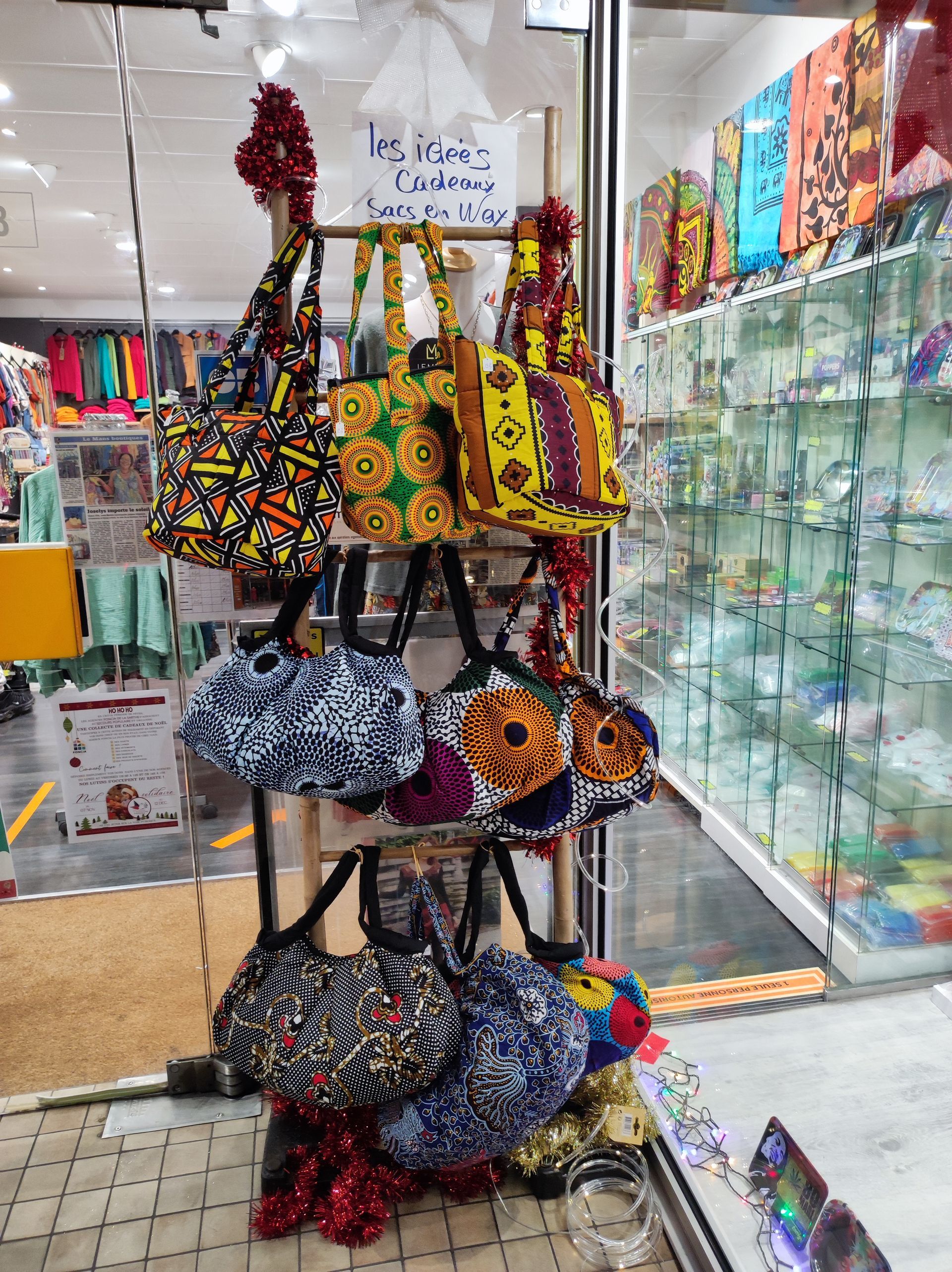 Présentoir circulaire avec les sacs à mains