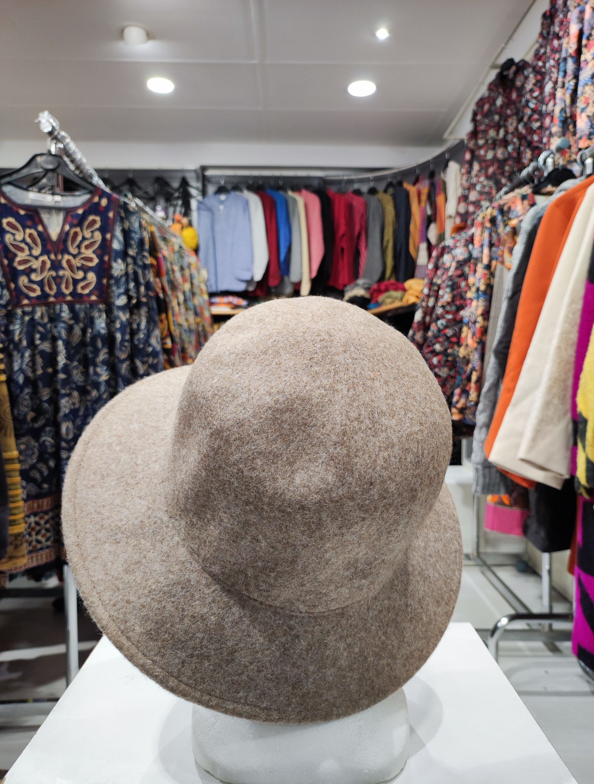 Chapeau beige de dos