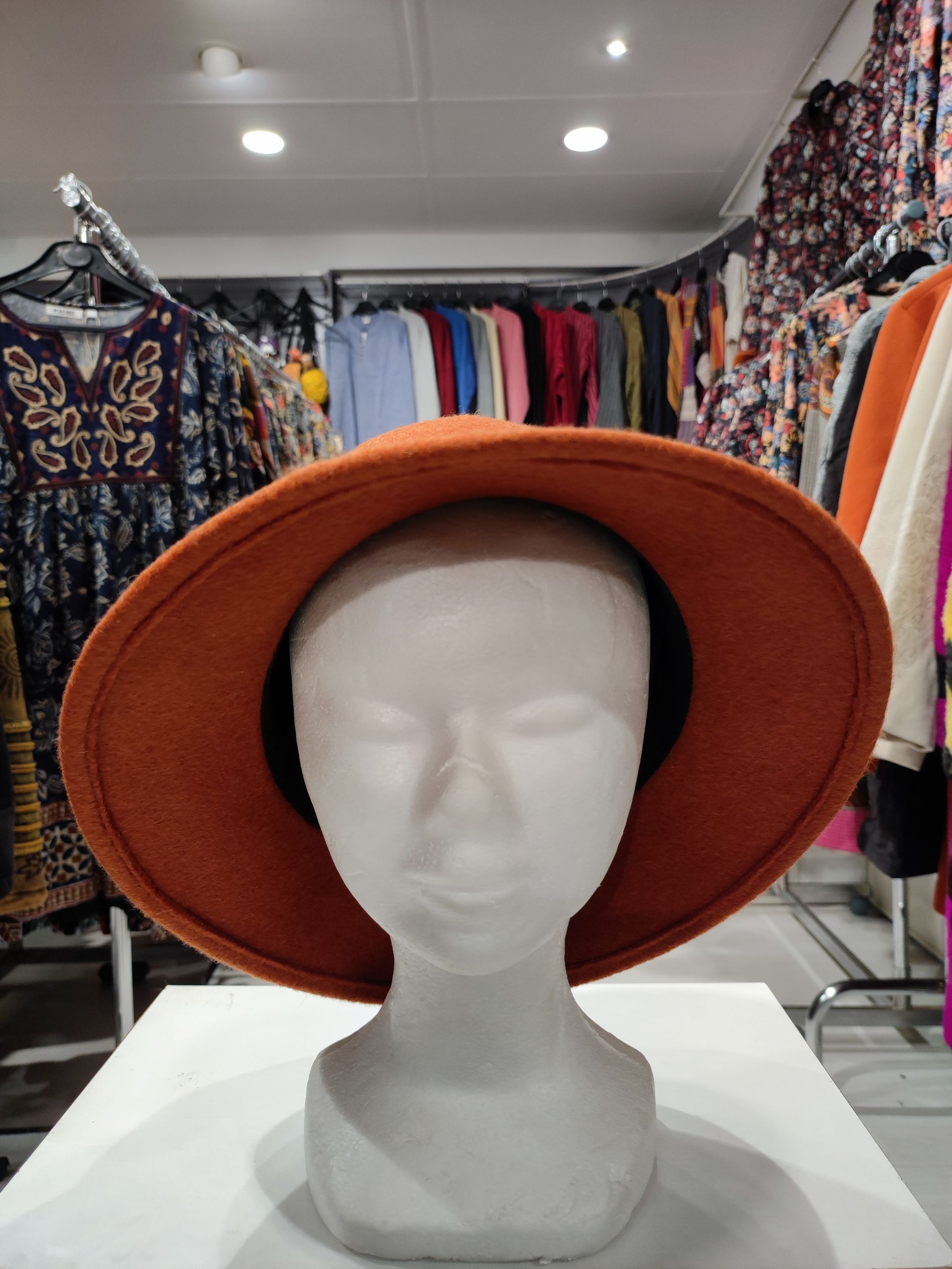 Chapeau orange de face
