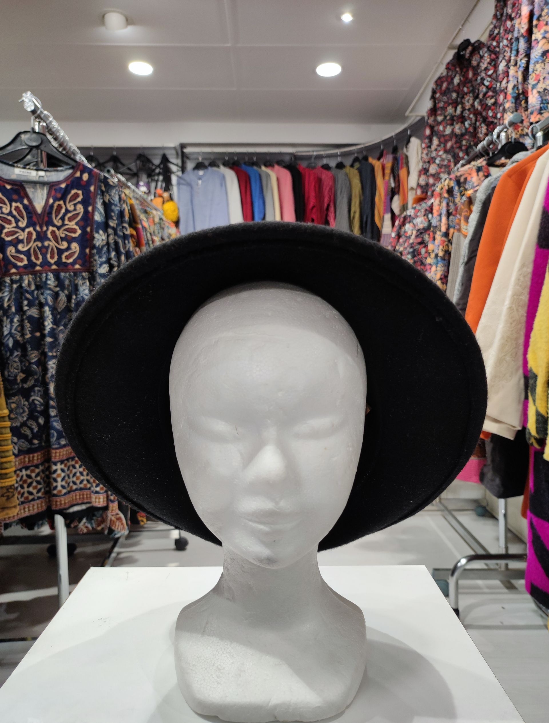 Chapeau noir de face