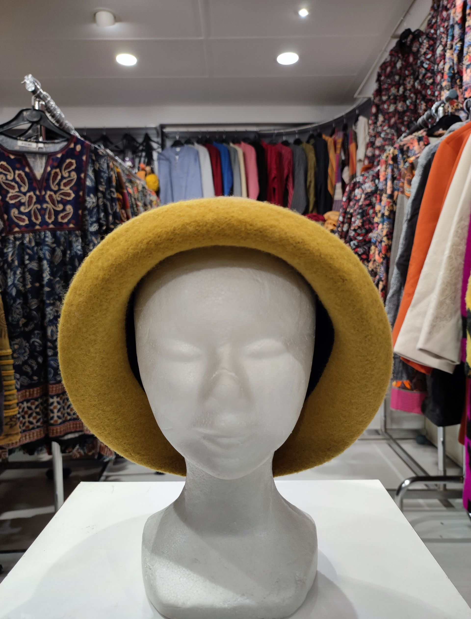 Chapeau jaune de face