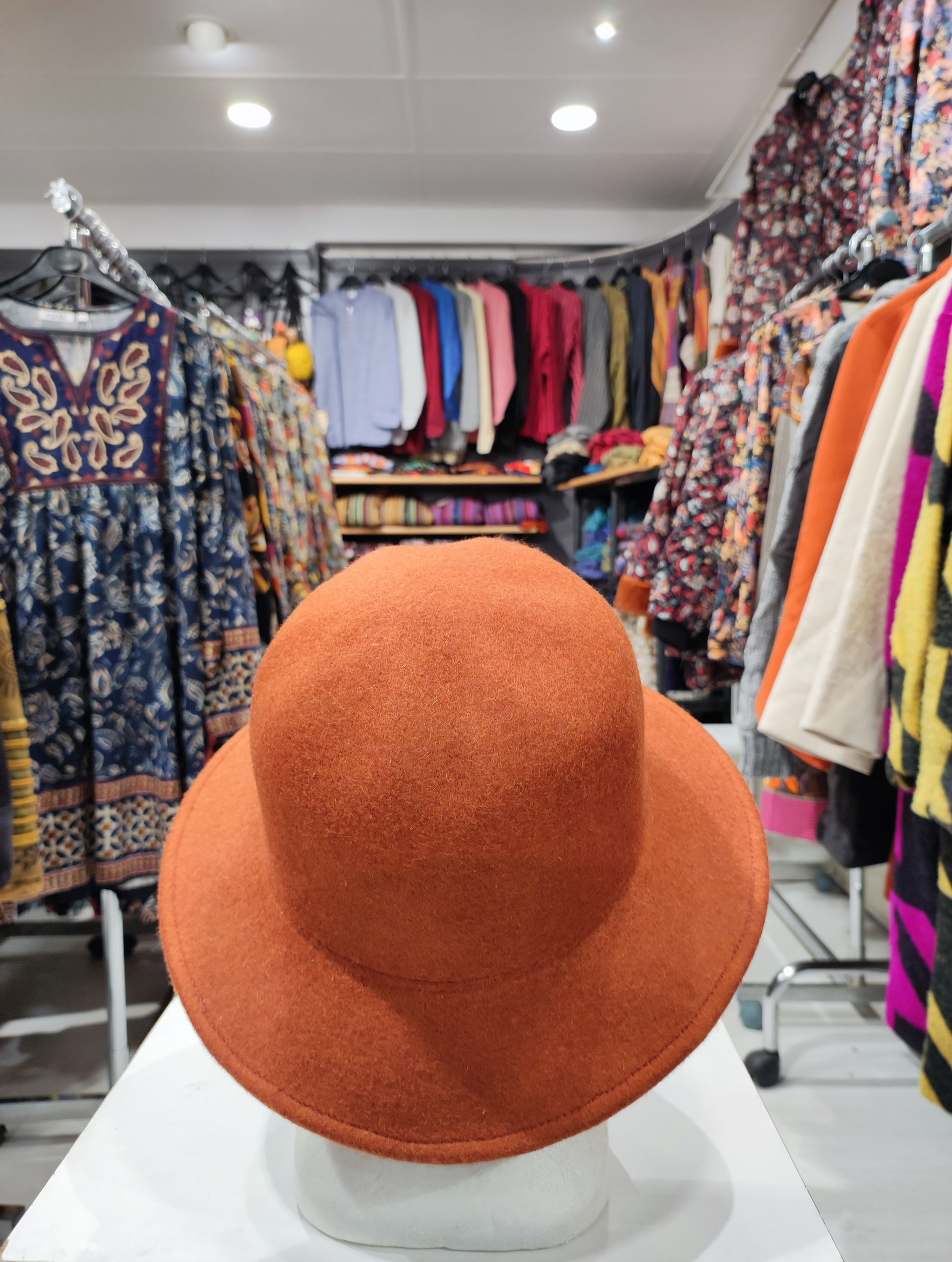 Chapeau orange de dos