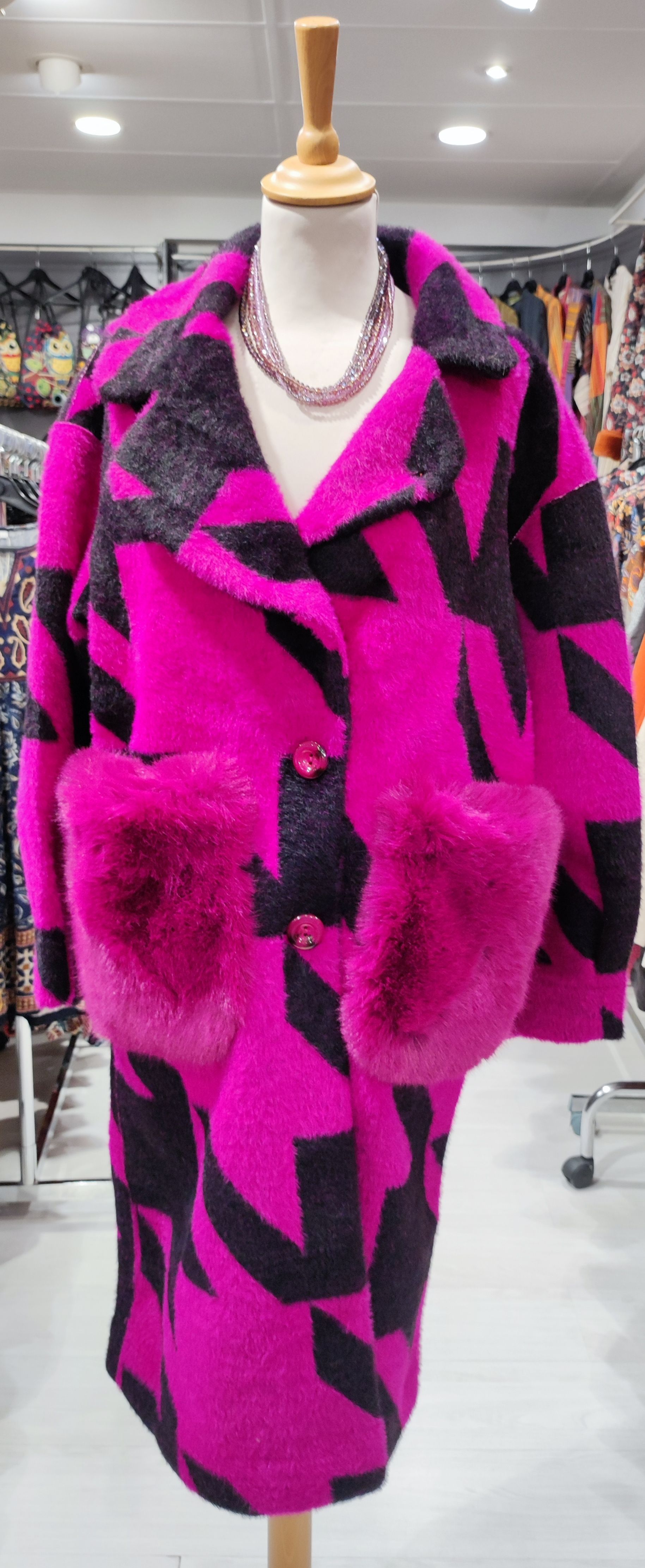 Manteau rose avec motif noir