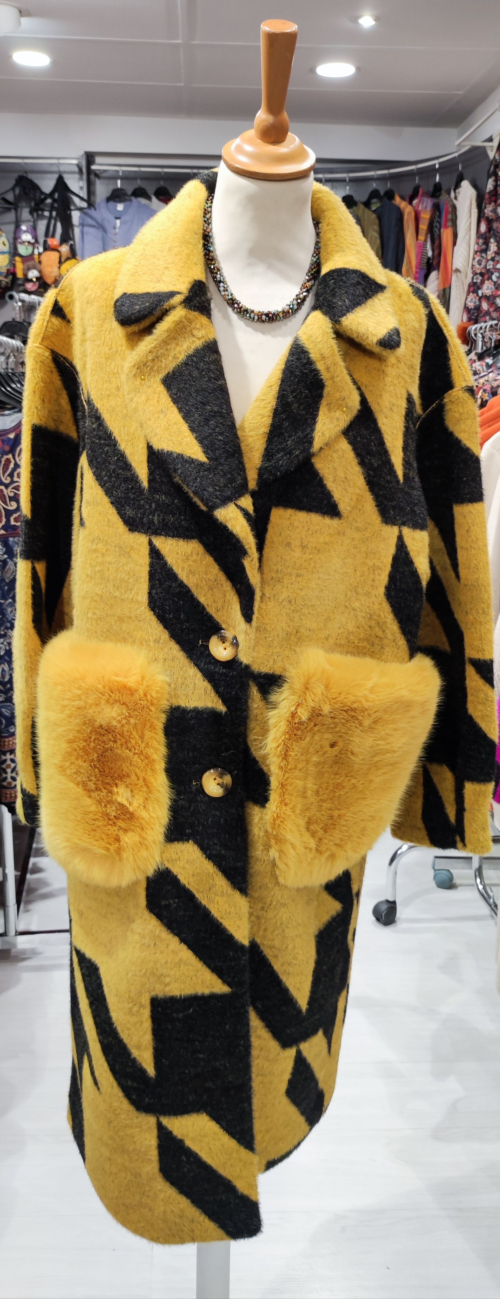 Manteau jaune avec motif noir