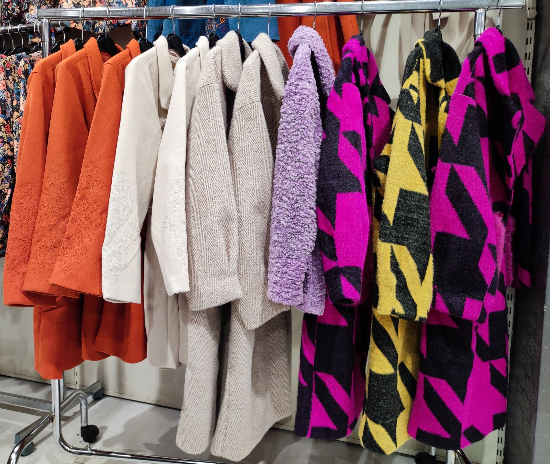 Présentoir de manteaux long et mi-long