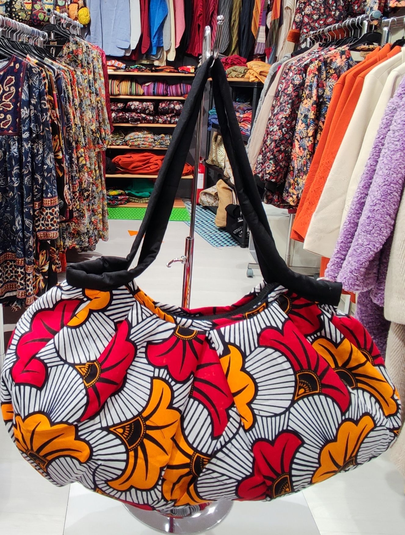 Sac à mains fond blanc avec fleurs rouges et oranges