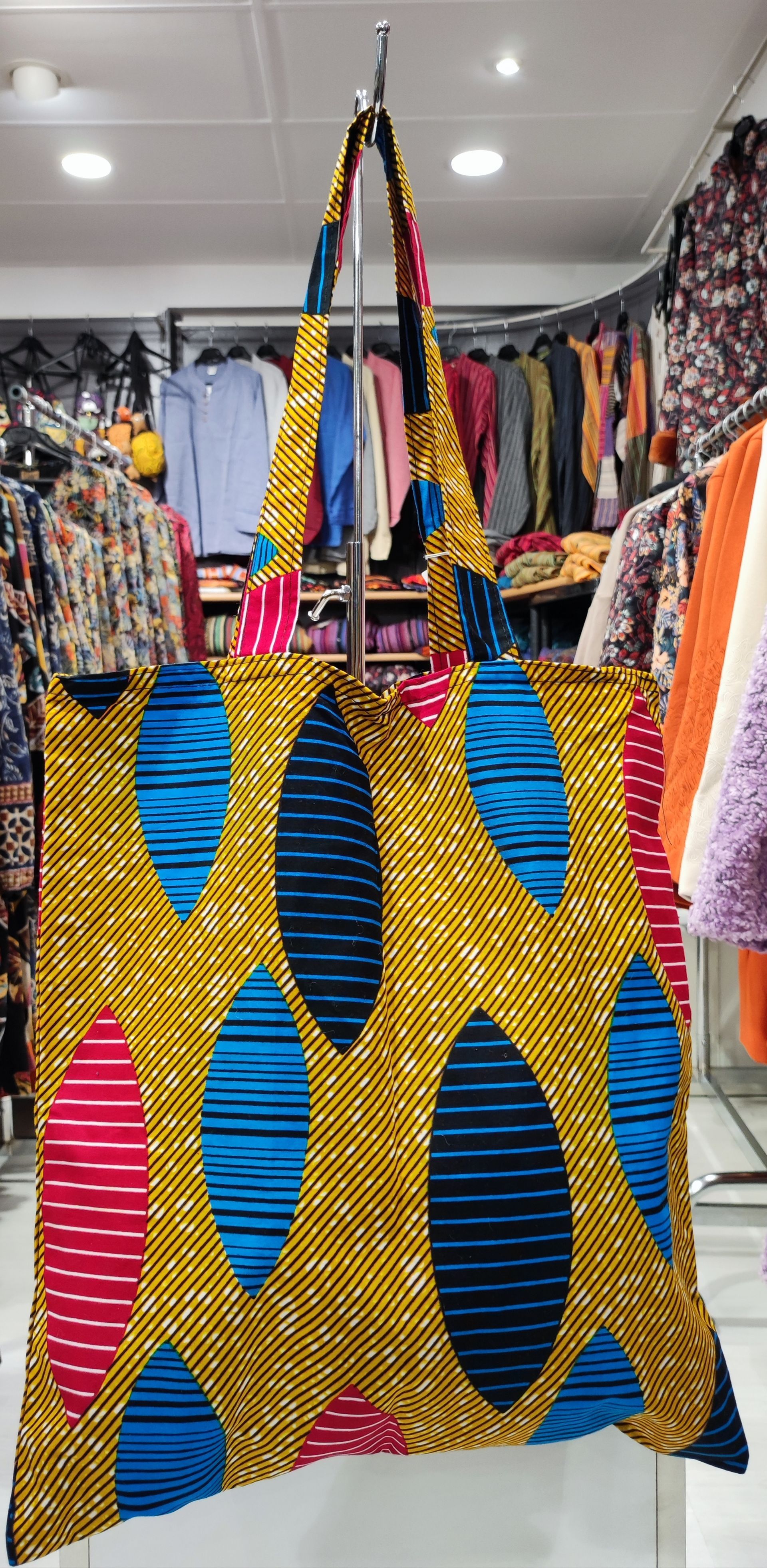 Sac cabas jaune avec des feuilles bleu, rouge