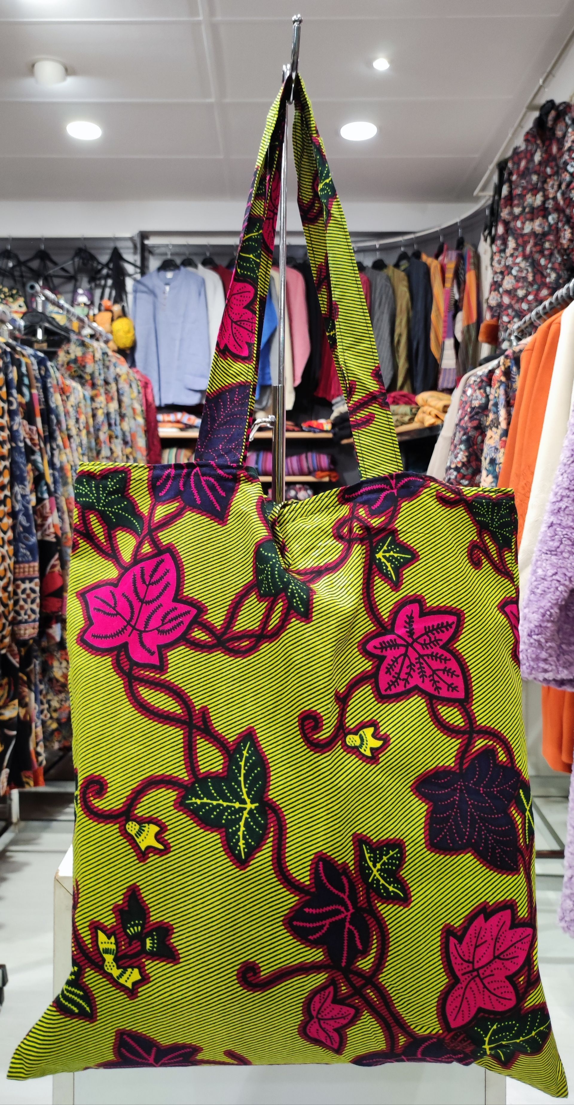 Sac cabas jaune avec des feuilles de vigne multicolore