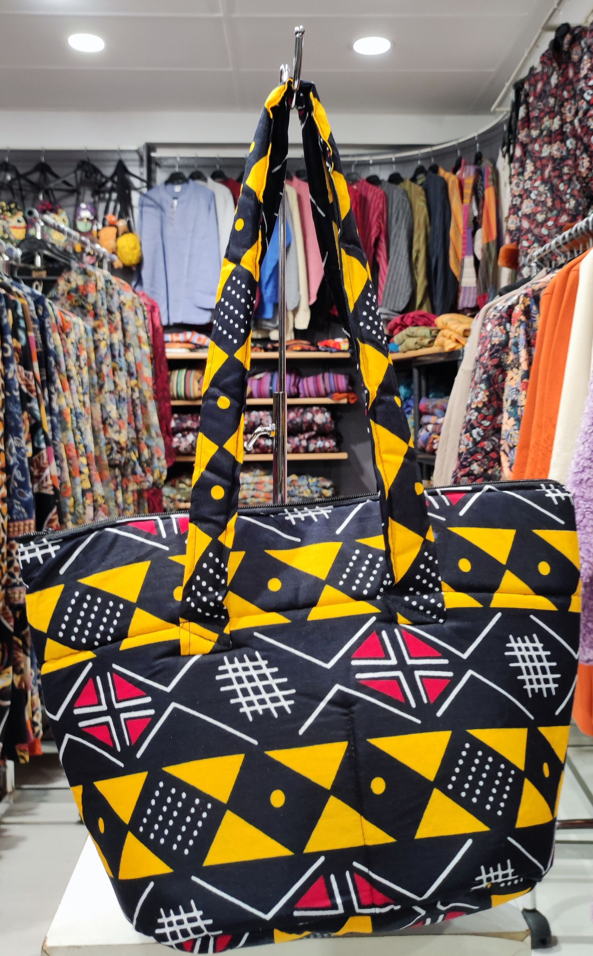 Sac à mains motif africain géométrique noir, jaune et rouge