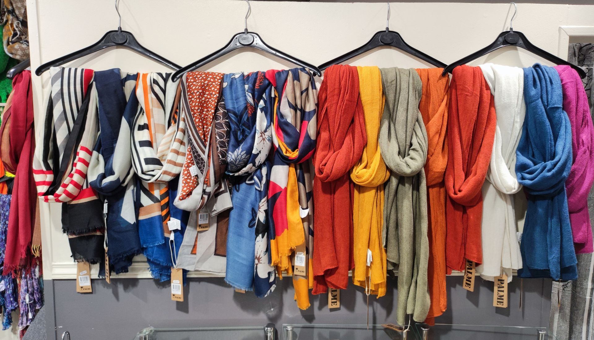 Selection d'écharpe couleurs unies et géométriques