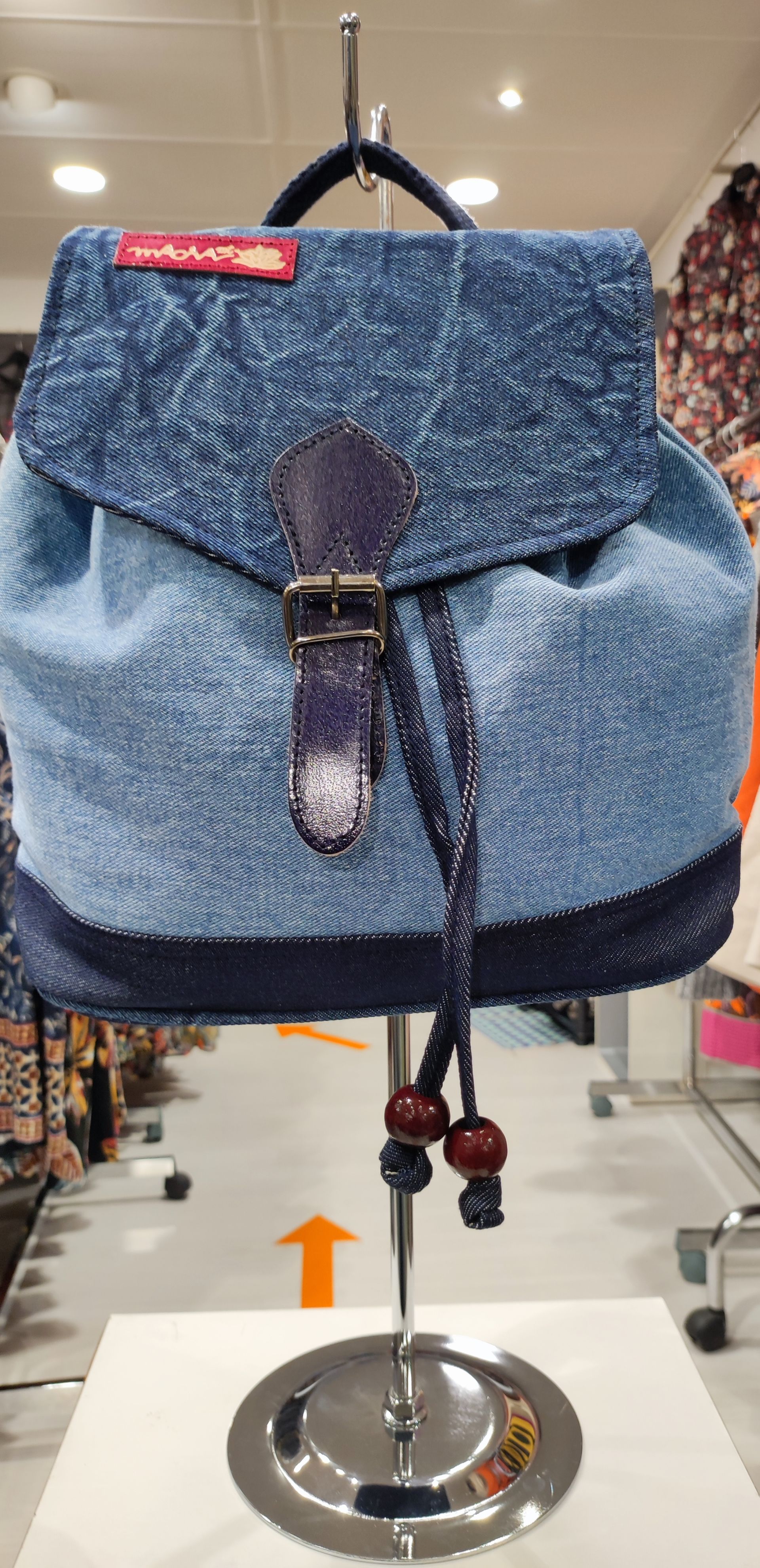 Sac à dos en jeans bleu qui se resserre