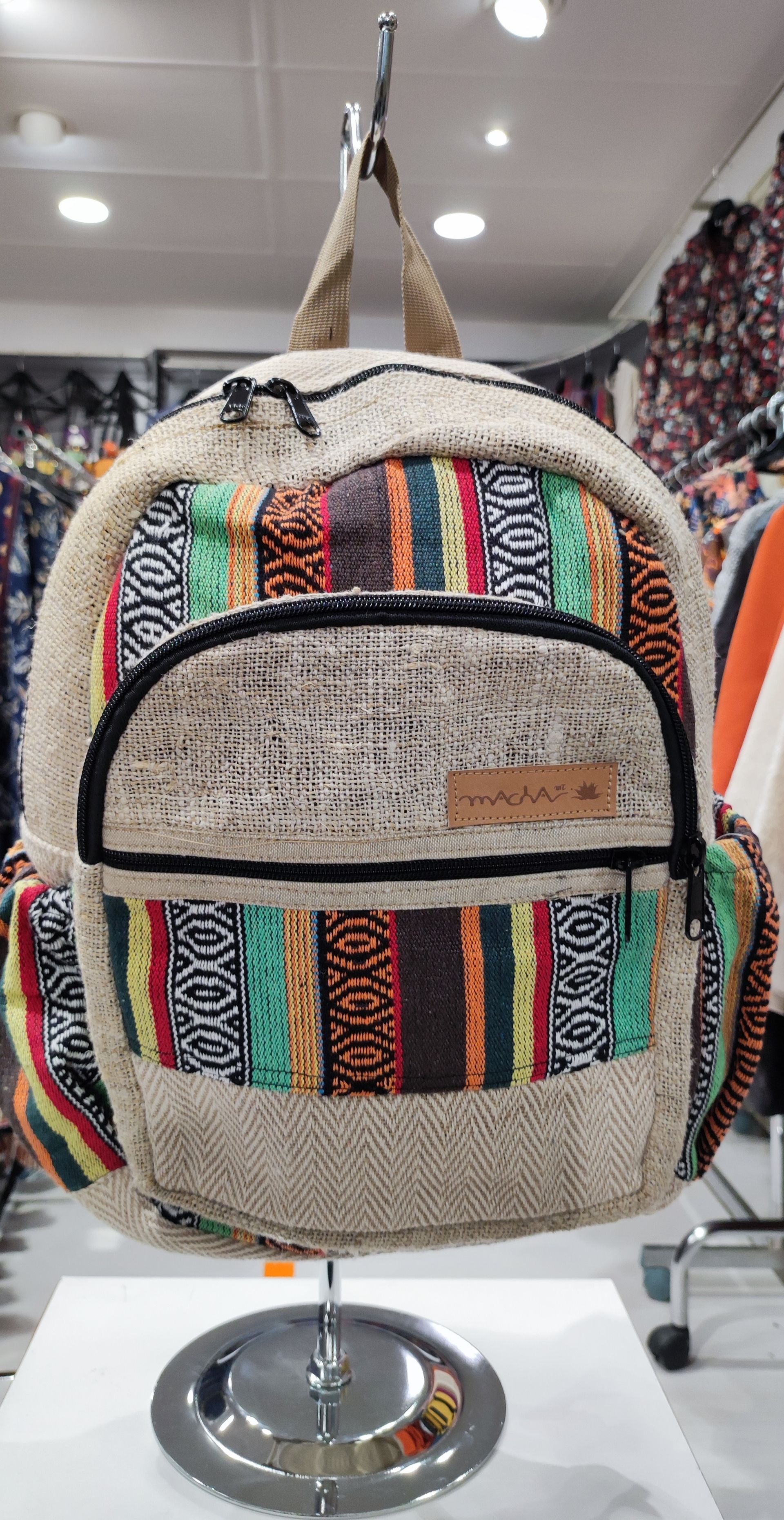 Sac à dos noir en tissu naturel et couleur rasta