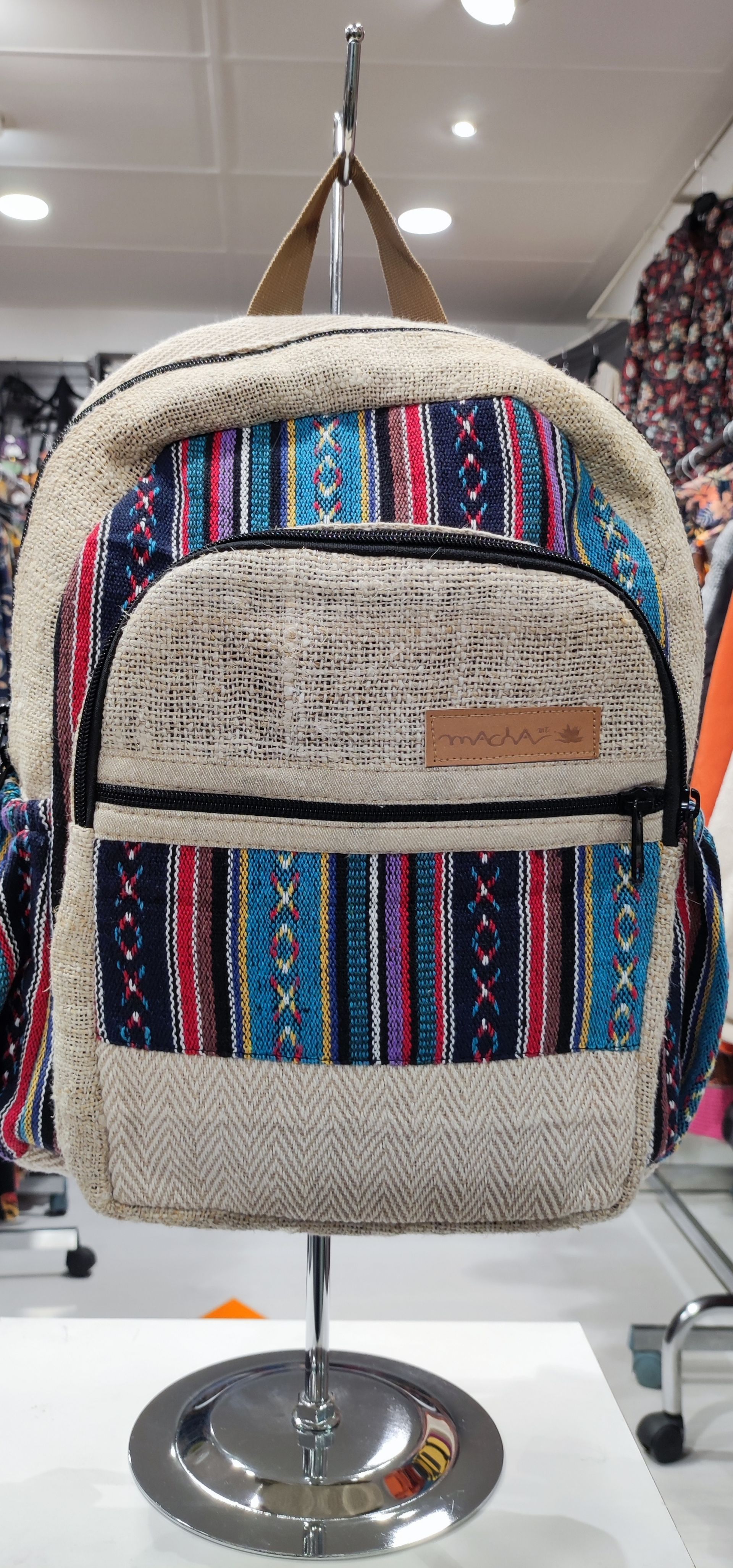 Sac à dos noir en tissu naturel et couleur dans les tons bleu