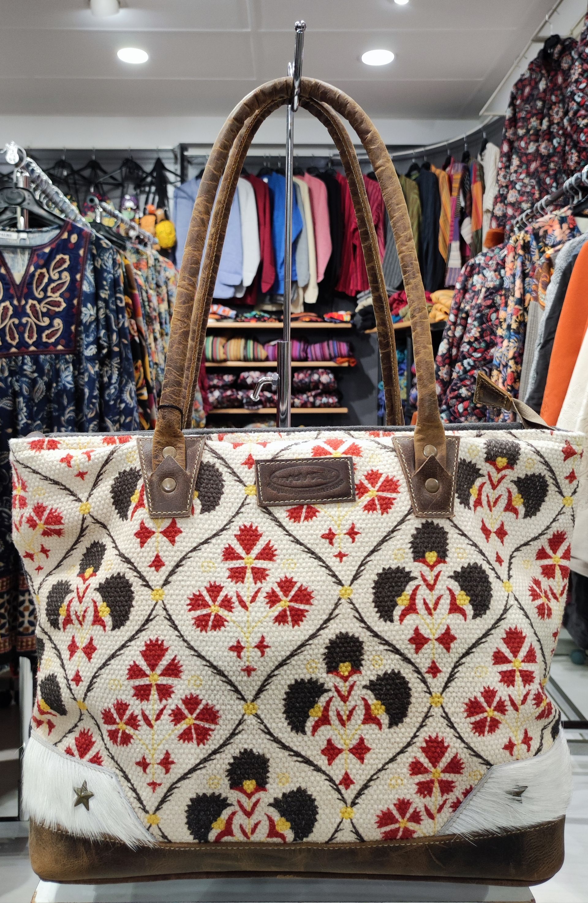 Grand sac à mains mottif noir et rouge