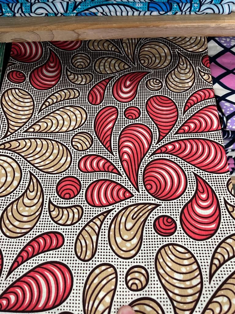 Tissu motif sur fond gris rose et beige