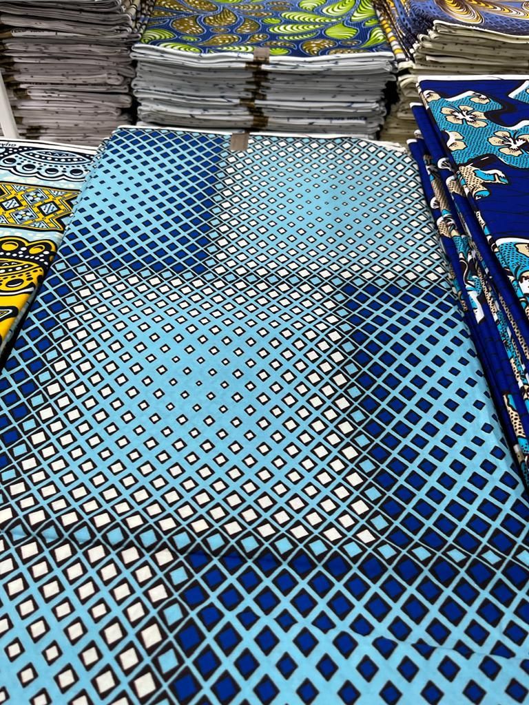 Tissu motif carré avec point bleu foncé et clair