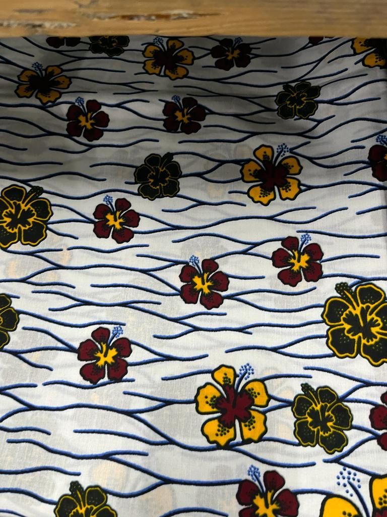 Tissu avec fleur de monoi sur fond blanc
