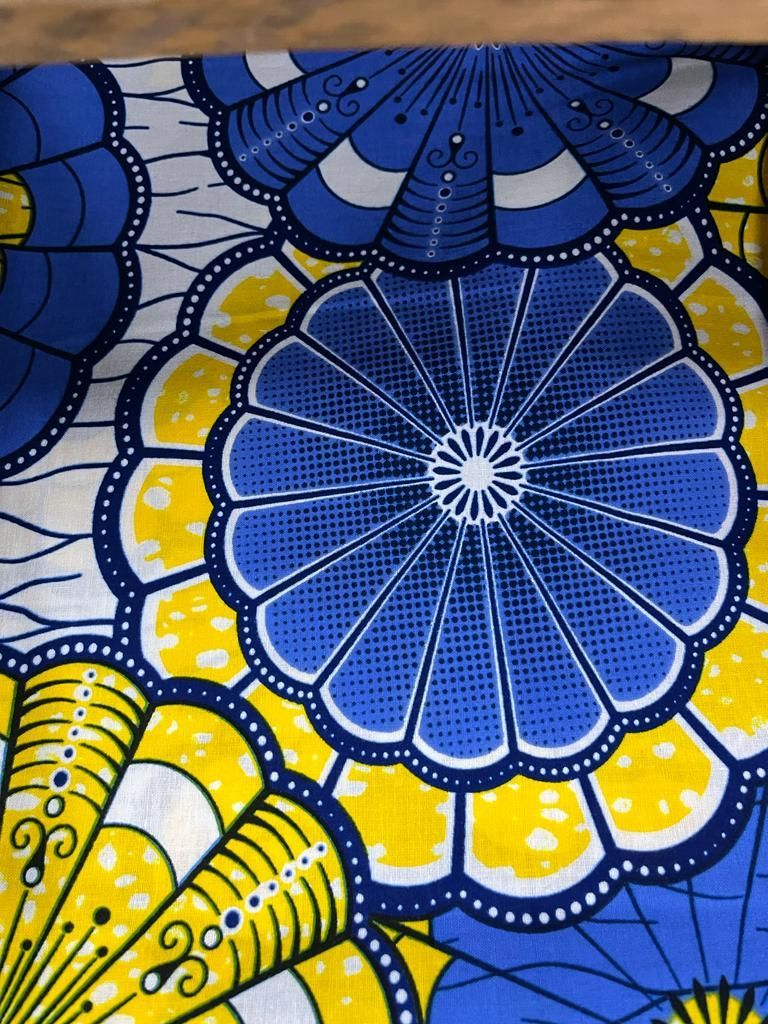 Tissu avec grosses fleurs jaune et bleu