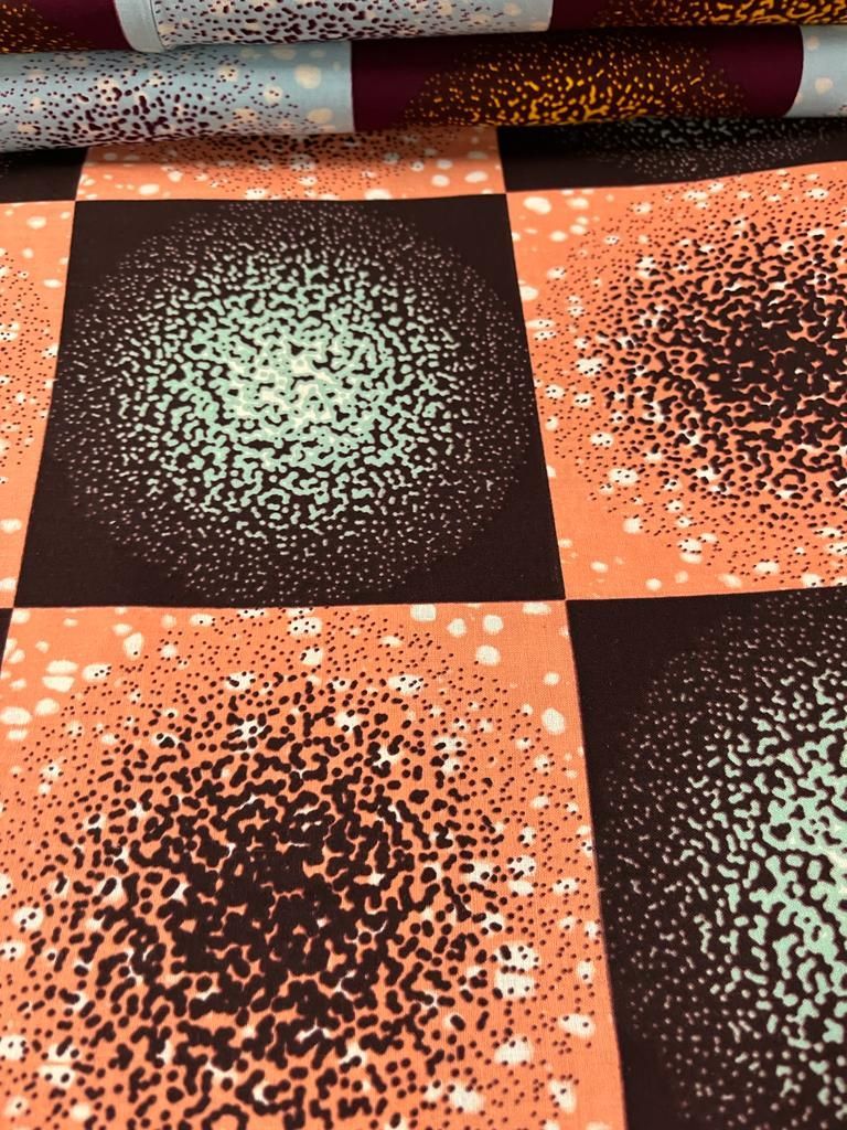 Tissu motif carré orange et marron