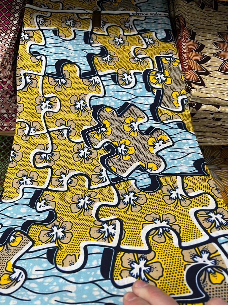 Tissu motif puzzle jaune avec fleur