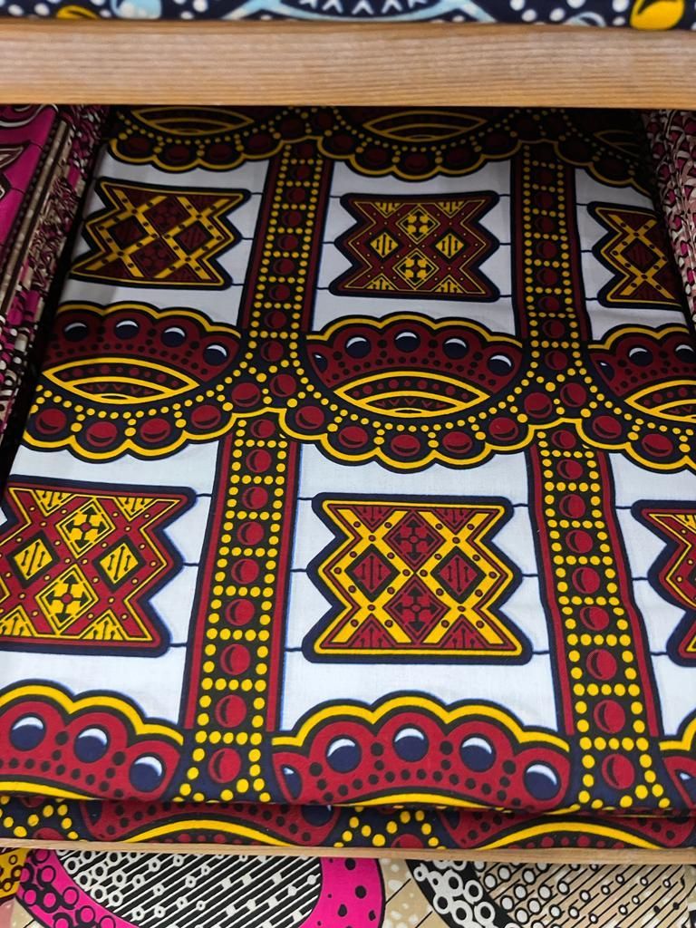 Tissu motif rouge, blanc et jaune