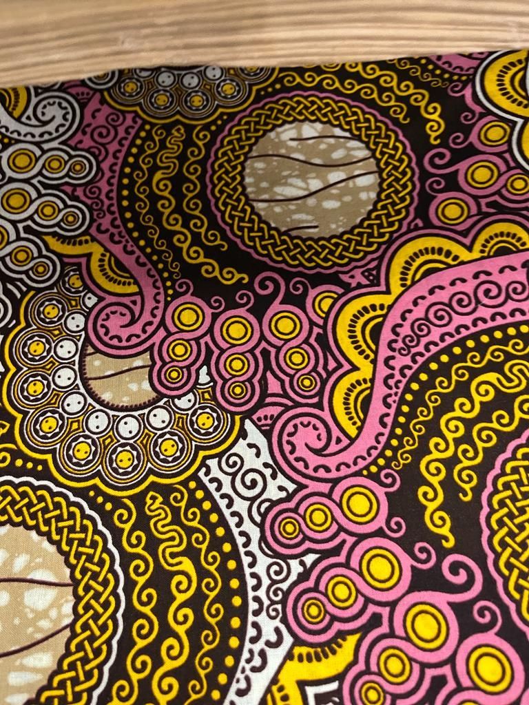 Tissu motif arabesques dans les tons marrons et jaunes