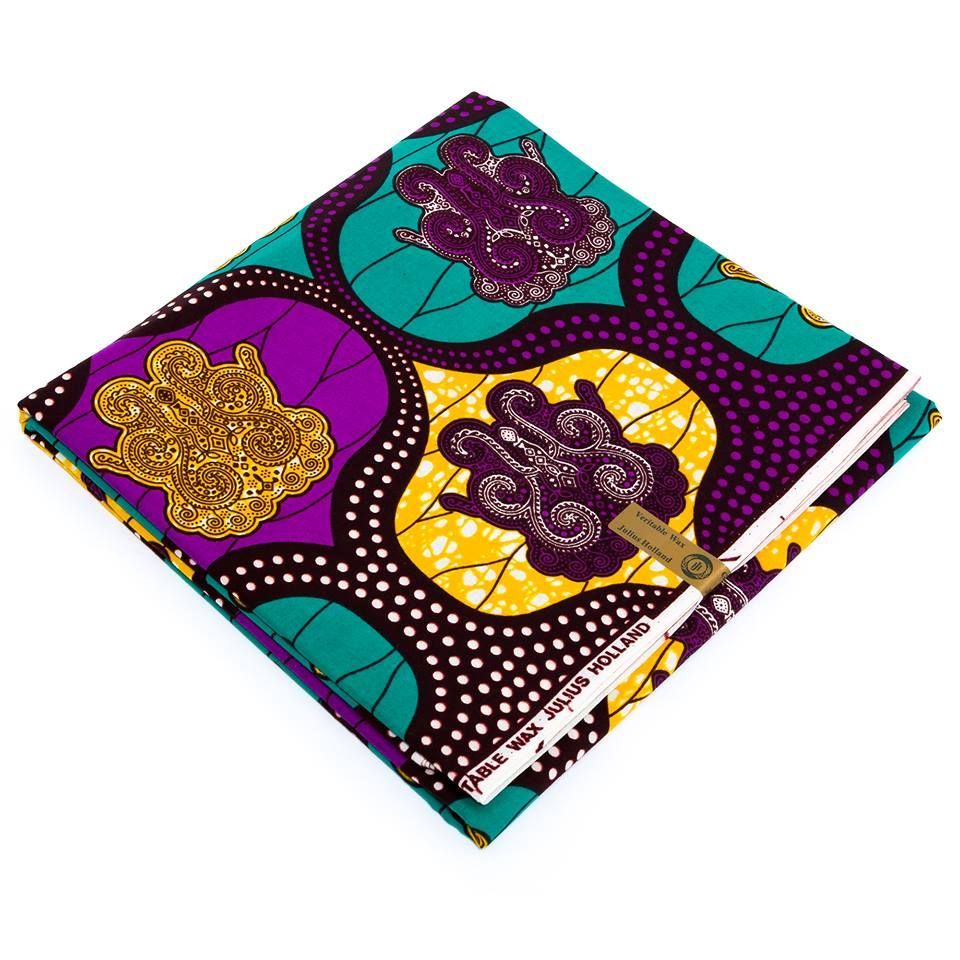 Tissu foncé avec motifs vert, rose et jaune