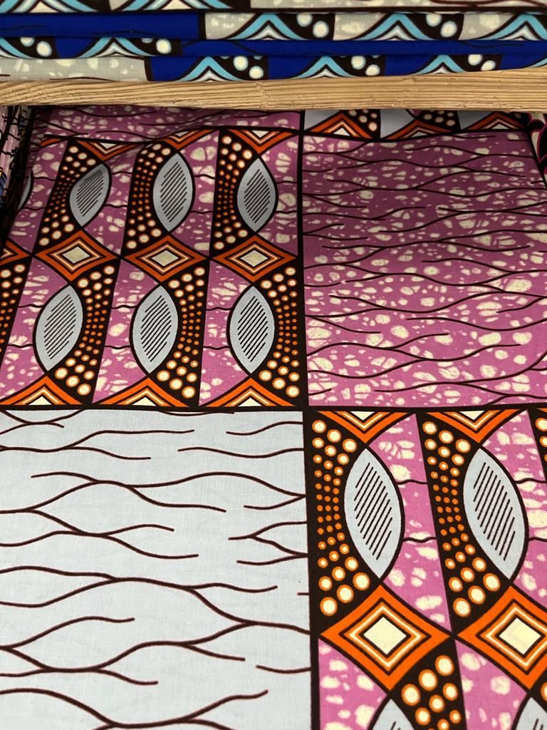 Tissu motif carré blanc rose et orange