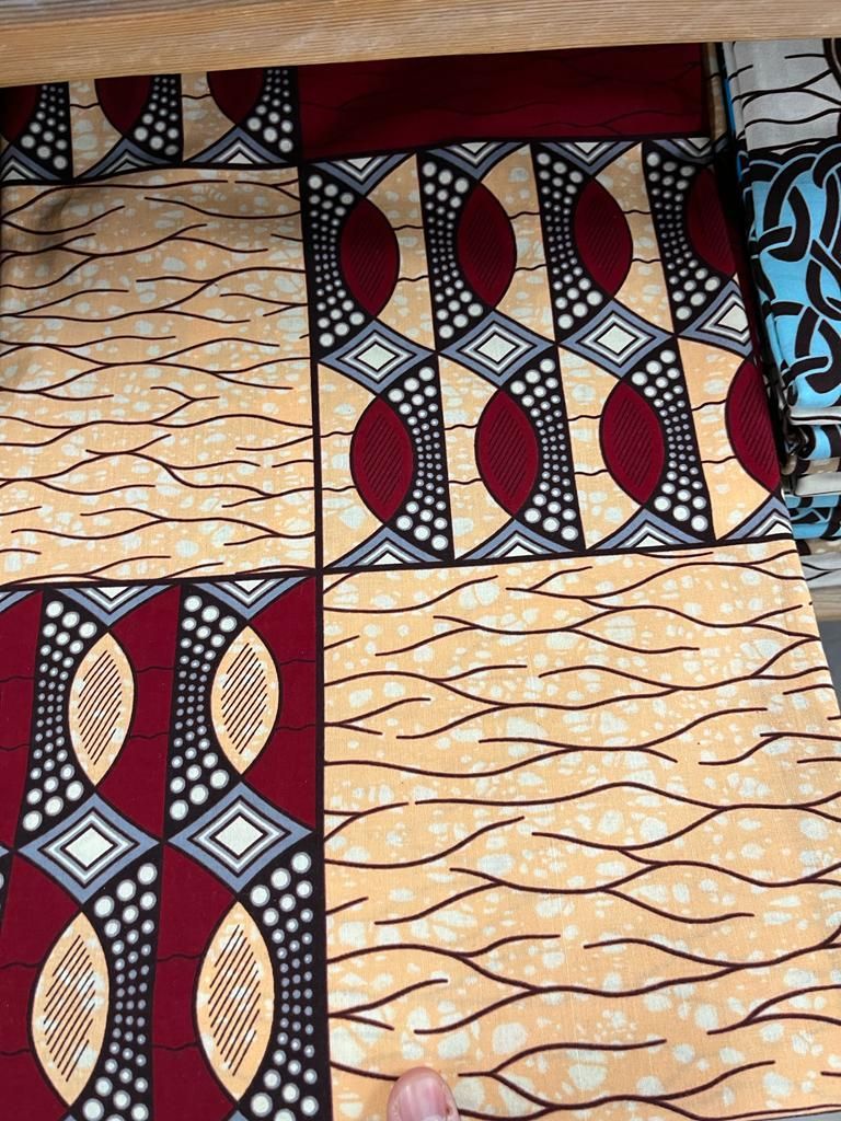 Tissu motif carré blanc crème et rouge bordeaux