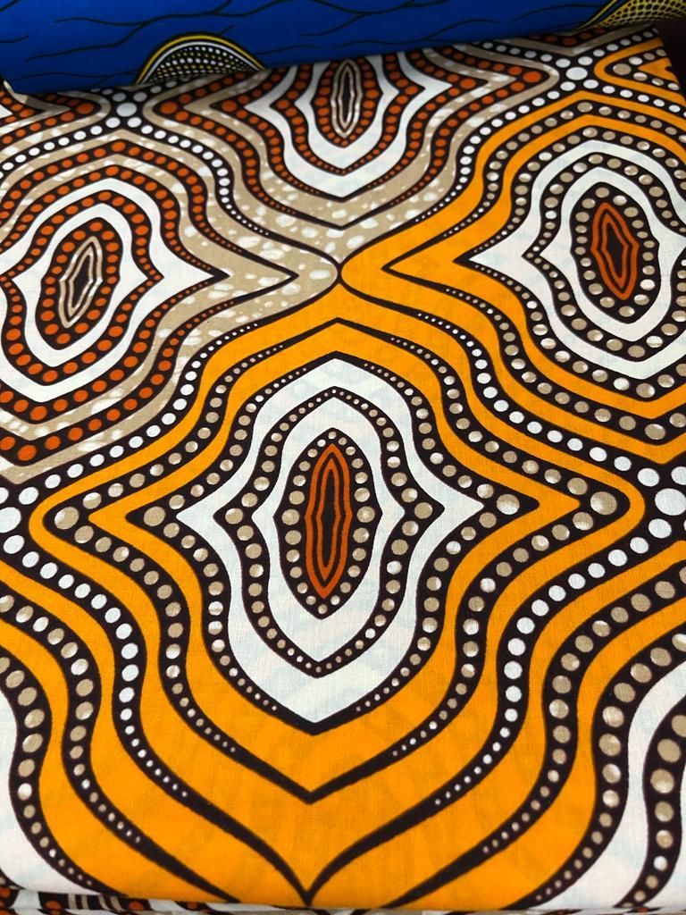 Tissu motif illusion d'optique orange et blanc avec point doré