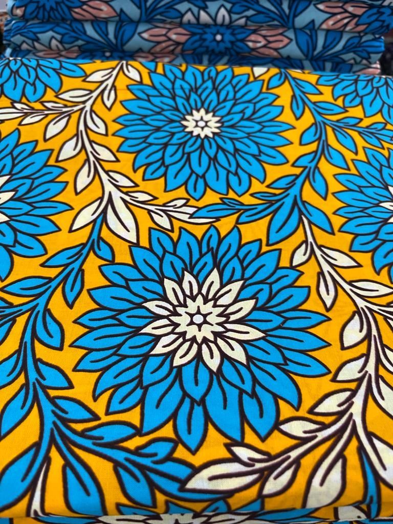 Tissu motif fleur et feuilles bleu et blanc crème