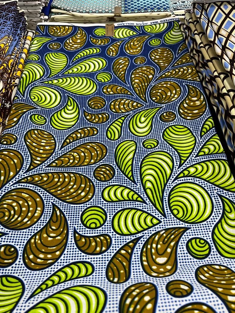 Tissu motif sur fond gris vert et ocre