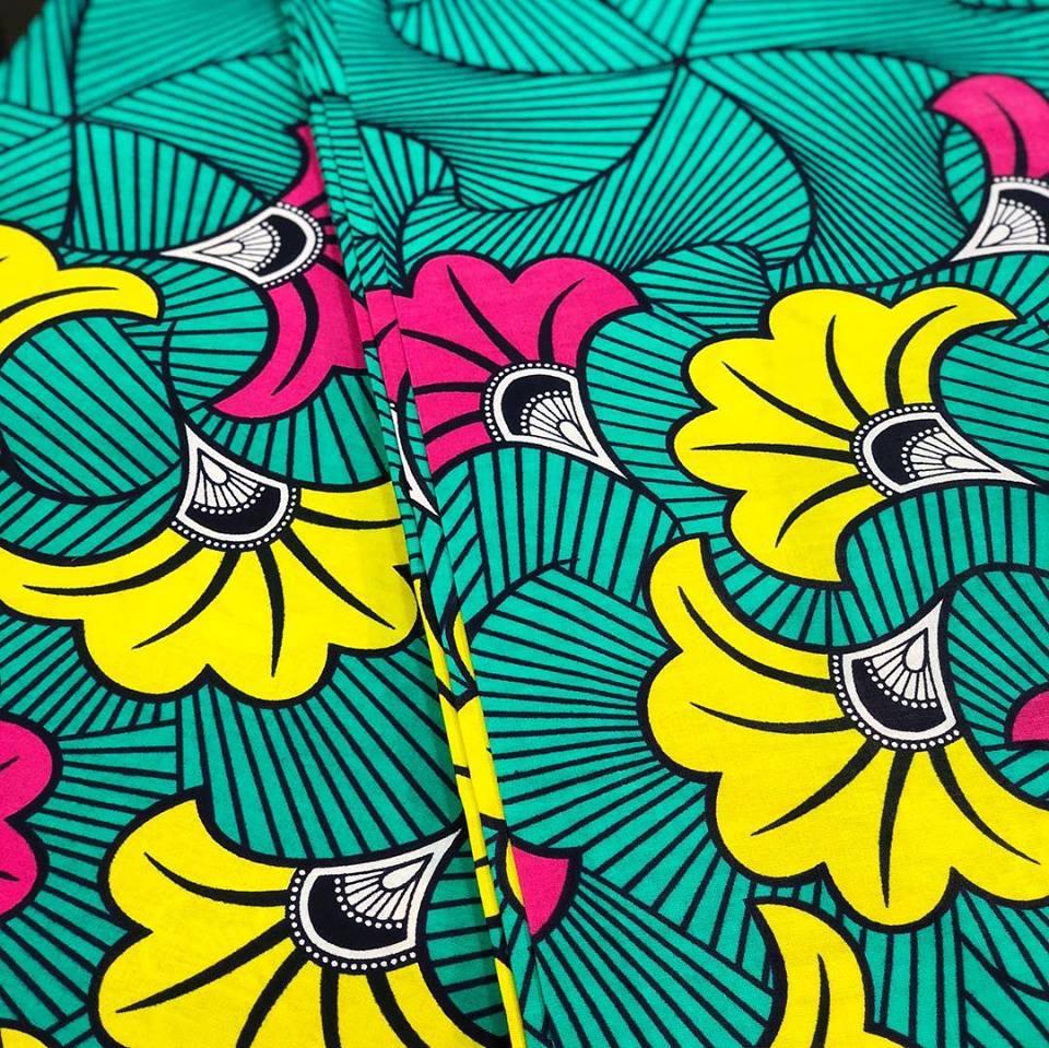 Tissu vert à fleur roses et jaunes