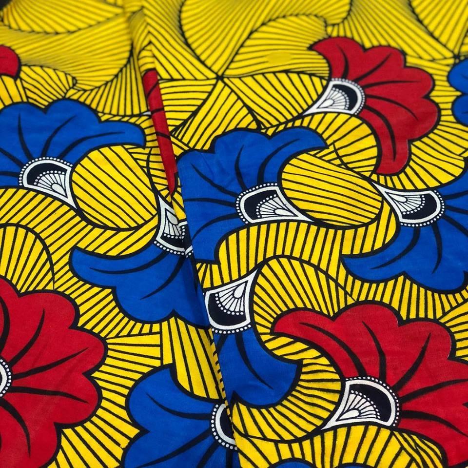Tissu jaune avec fleur bleues et rouges