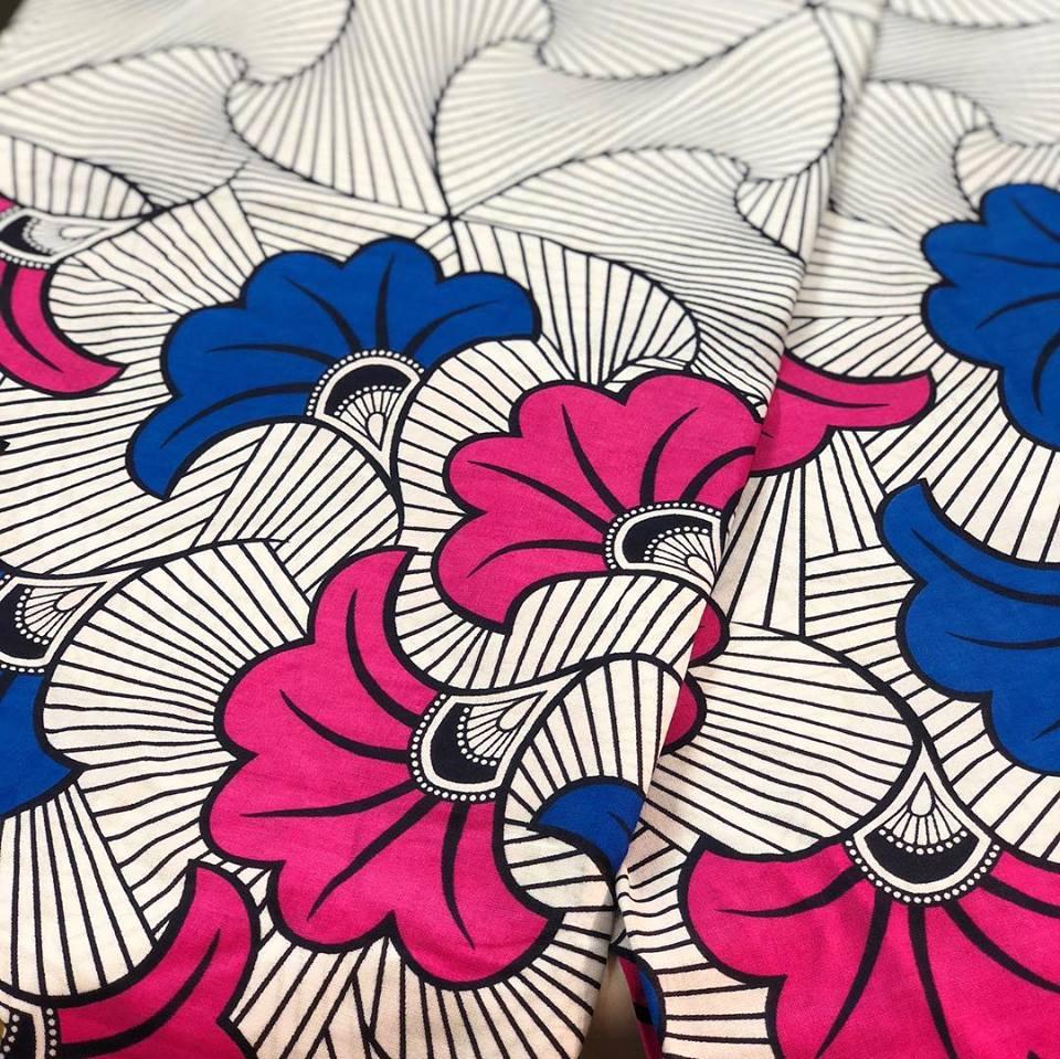 Tissu blanc avec fleur bleues et roses