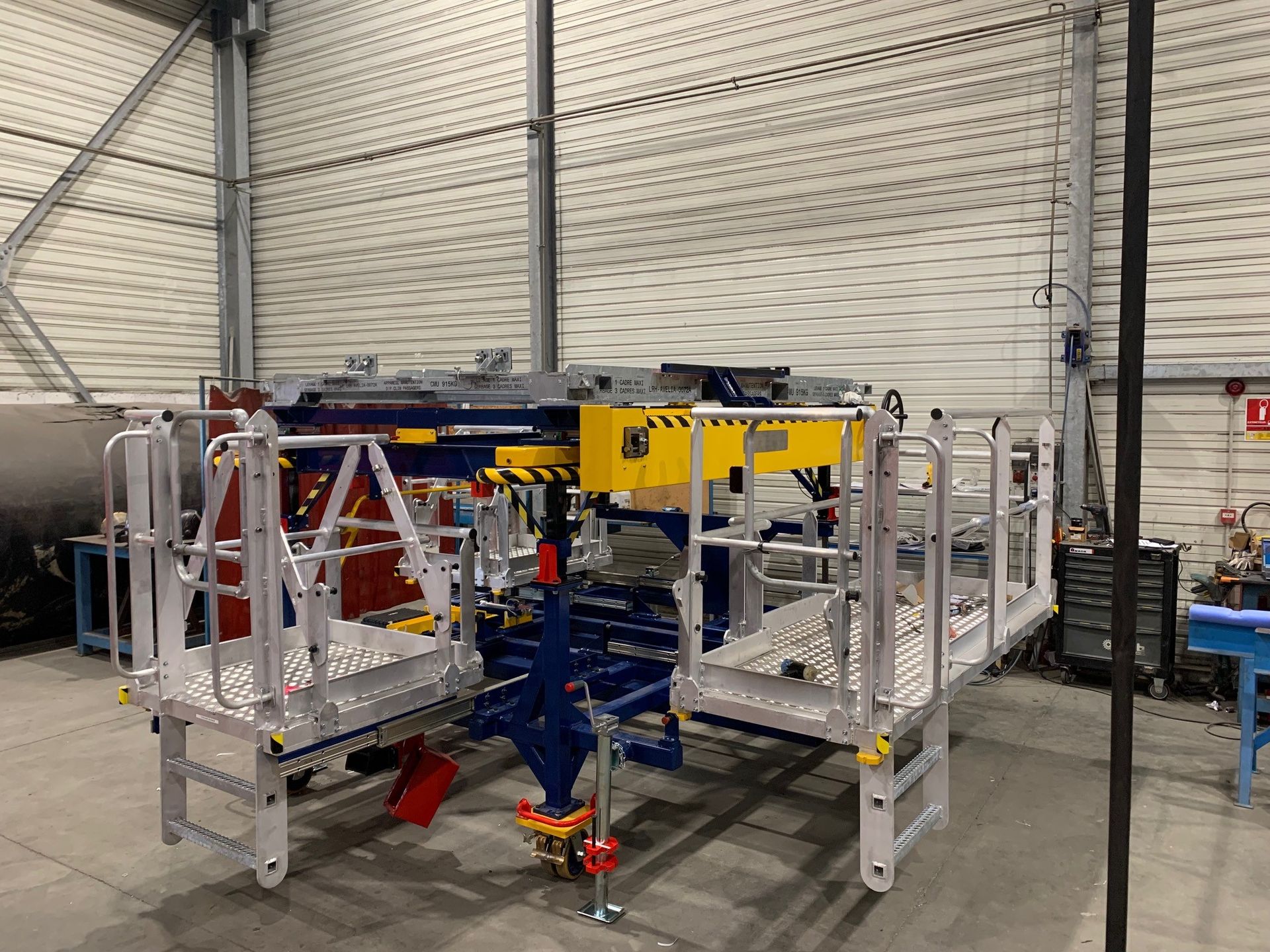 Plateforme mobile avec passerelles en aluminium, dans un atelier.