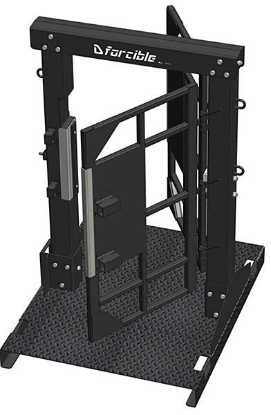 Cage à bétail noire avec porte ouverte, sur une plate-forme métallique.