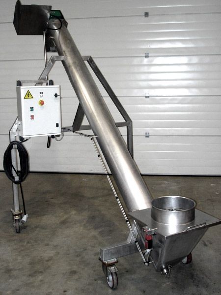 Convoyeur à vis pour le transport de matériaux, monté sur roues avec un panneau de commande.