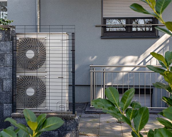 Photographie de deux pompes à chaleur installées pour une habitation design