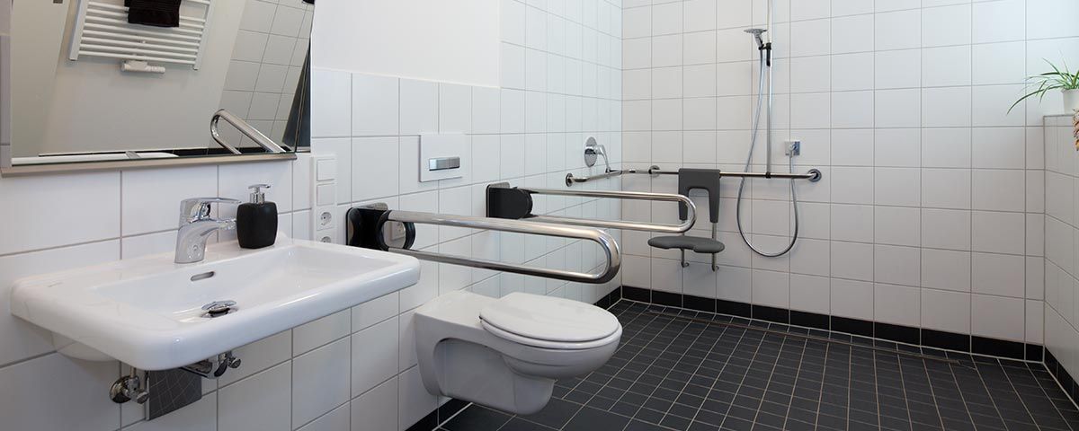 Salle de bains adaptée aux personnes à mobilité réduite